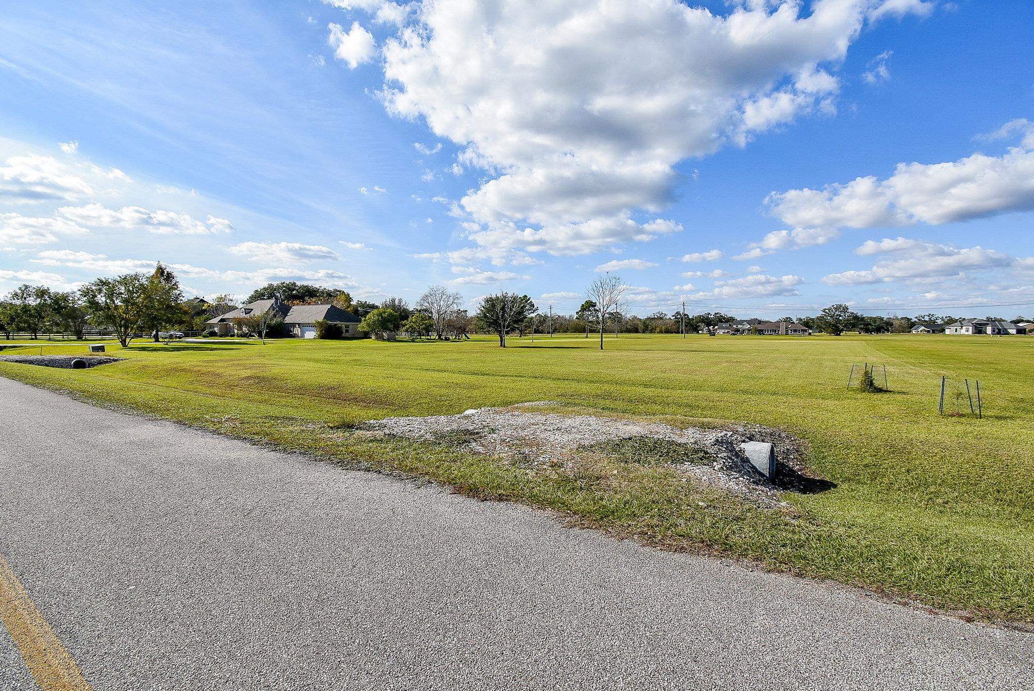 702 Comanche Trail Dr, Rosharon, TX 77583