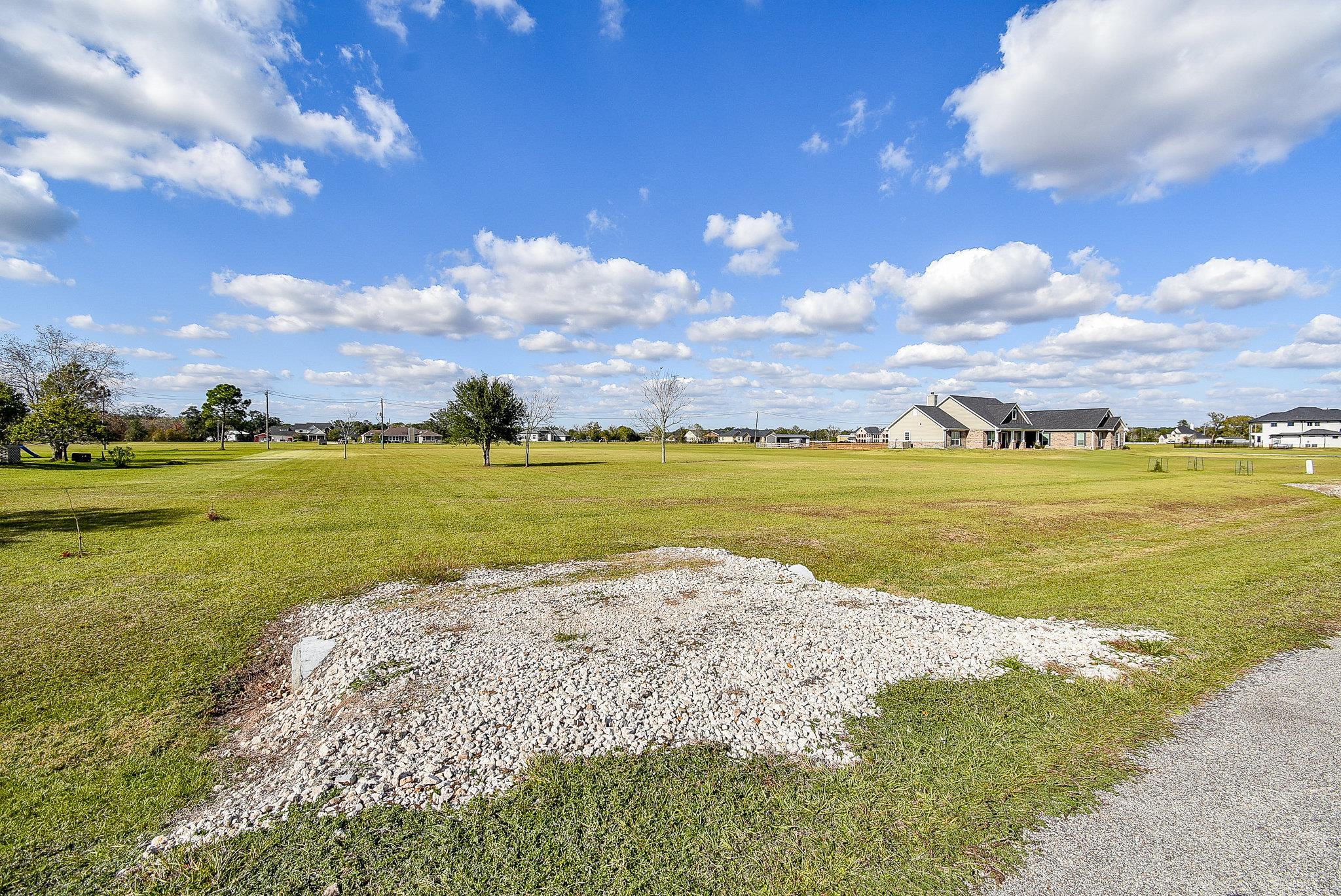 702 Comanche Trail Dr, Rosharon, TX 77583