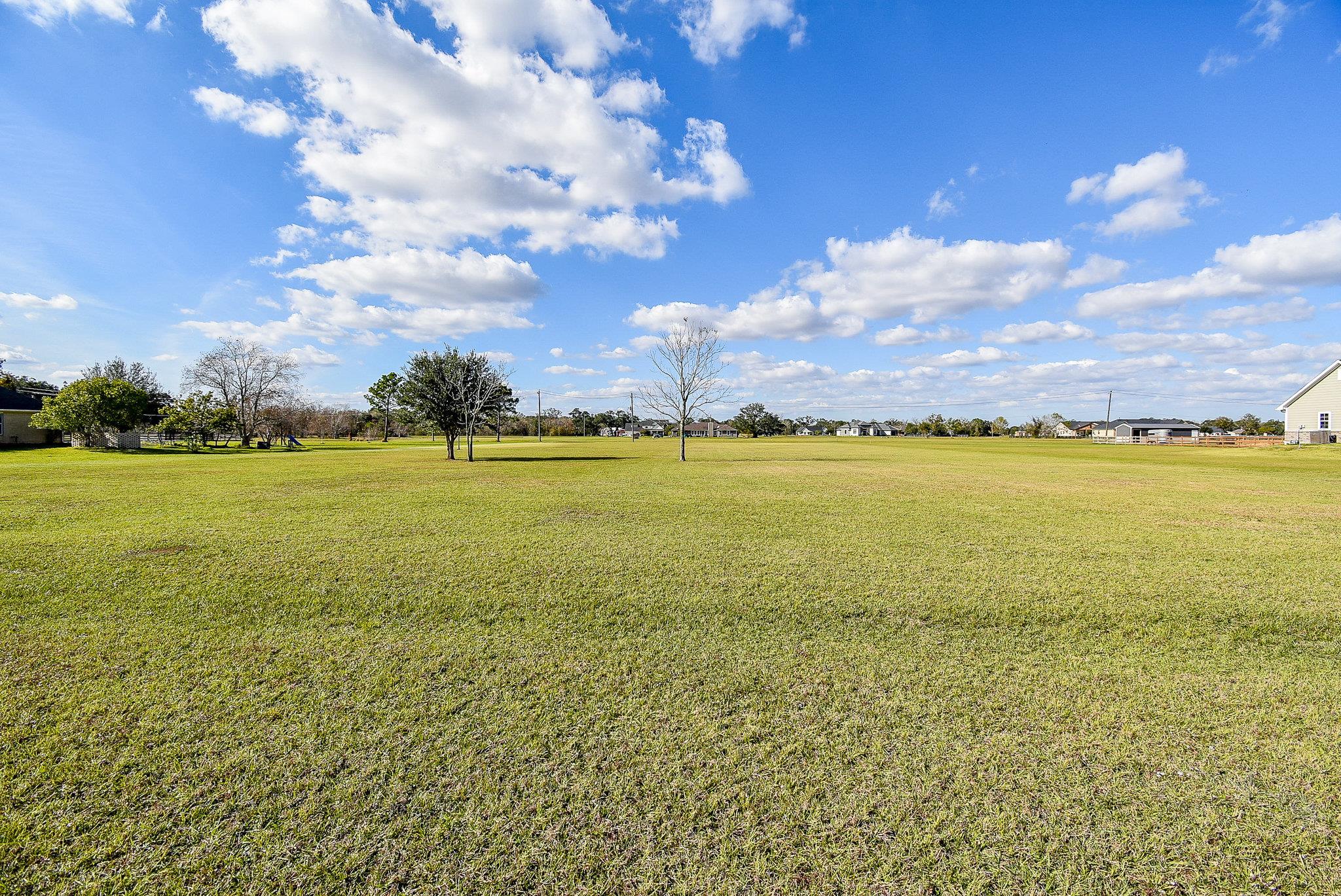702 Comanche Trail Dr, Rosharon, TX 77583