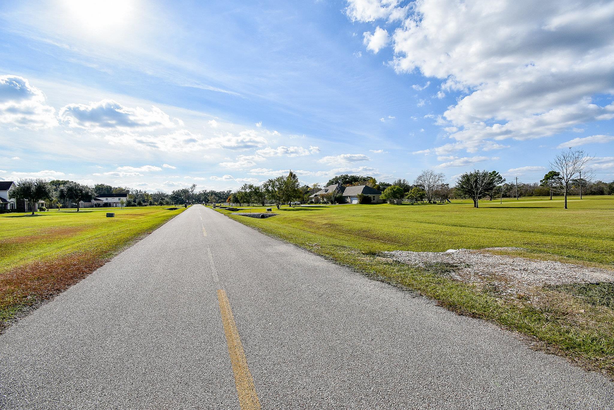 702 Comanche Trail Dr, Rosharon, TX 77583