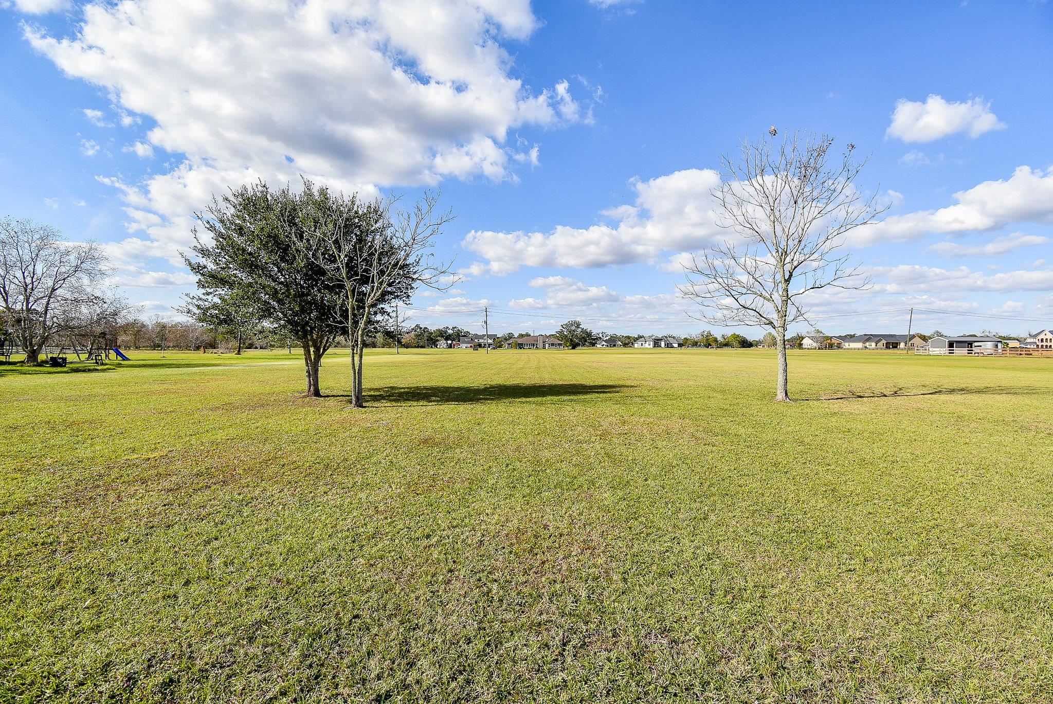 702 Comanche Trail Dr, Rosharon, TX 77583