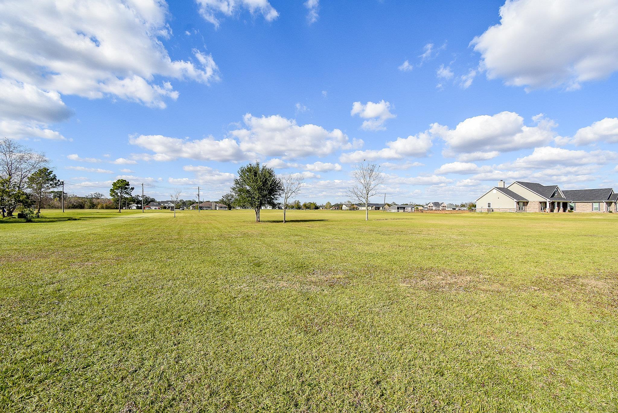 702 Comanche Trail Dr, Rosharon, TX 77583