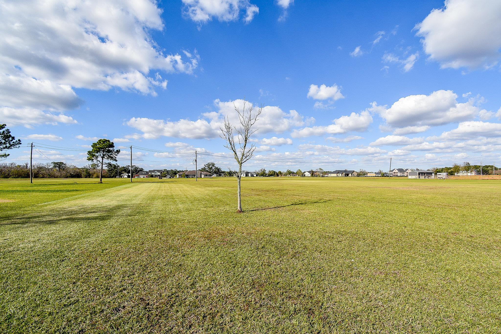 702 Comanche Trail Dr, Rosharon, TX 77583