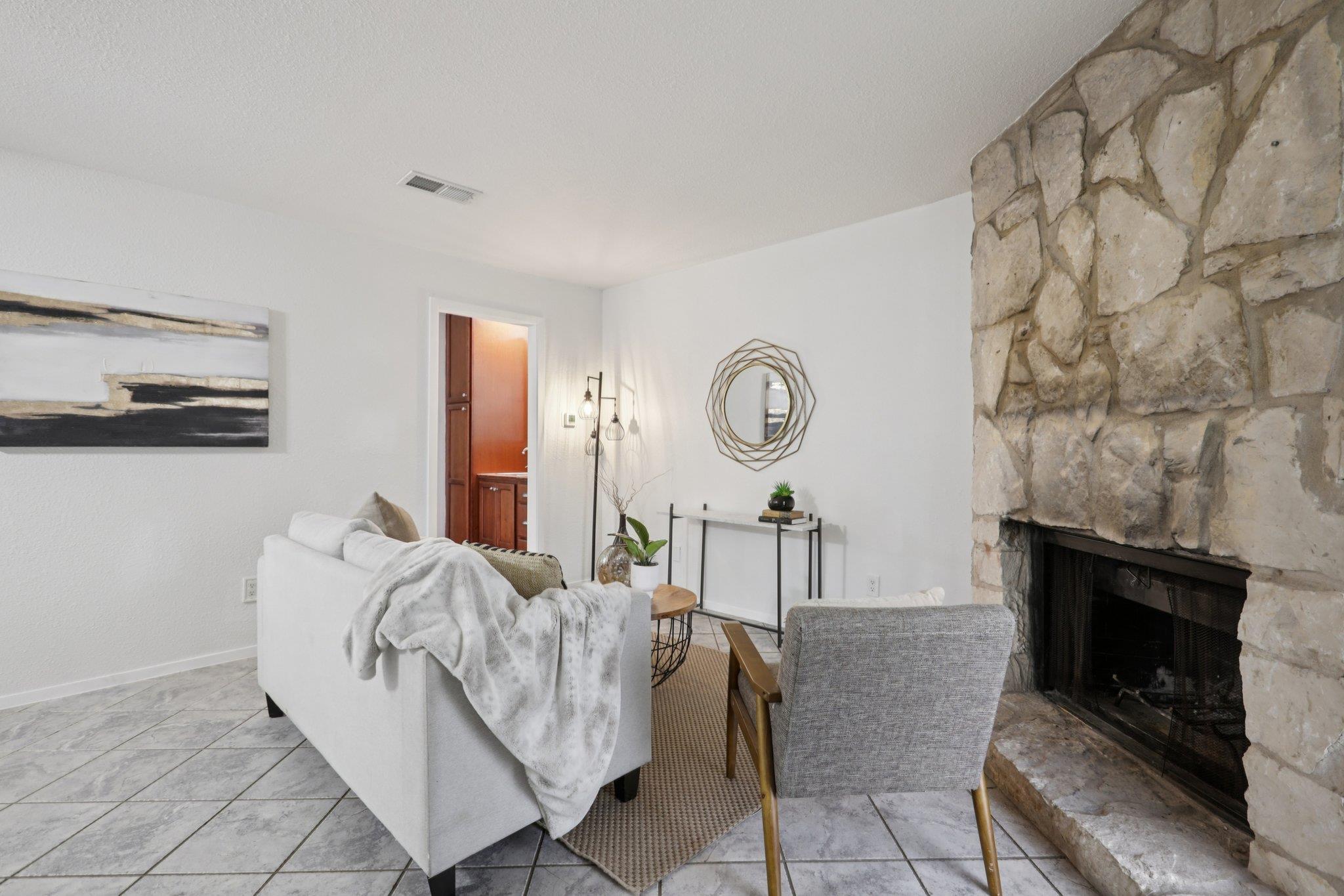 4307 S 1st St # 106, Austin, TX 78745