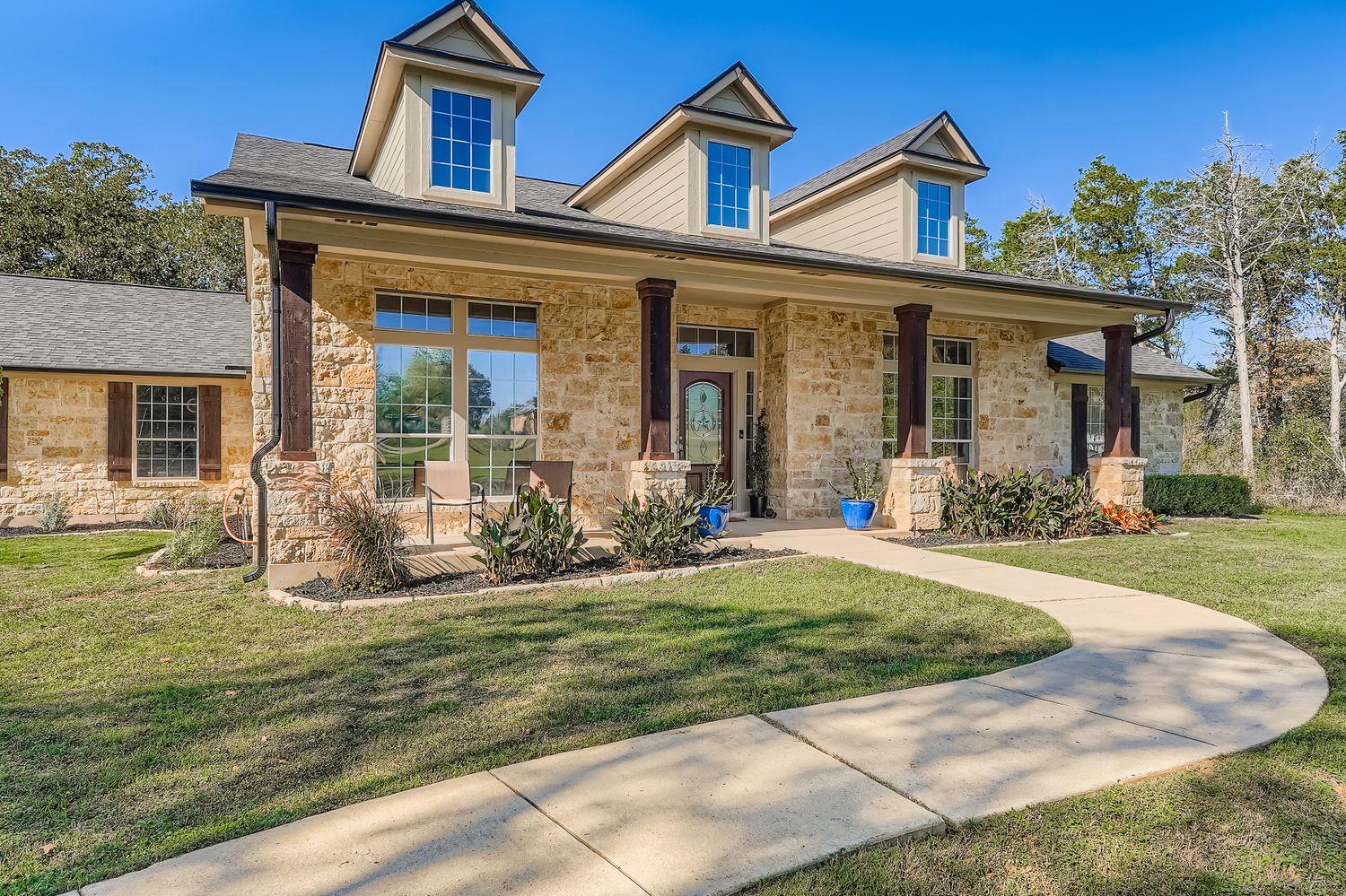 142 Carriage Ct, Bastrop, TX 78602