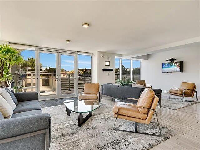 300 Bowie St # 2504, Austin, TX 78703