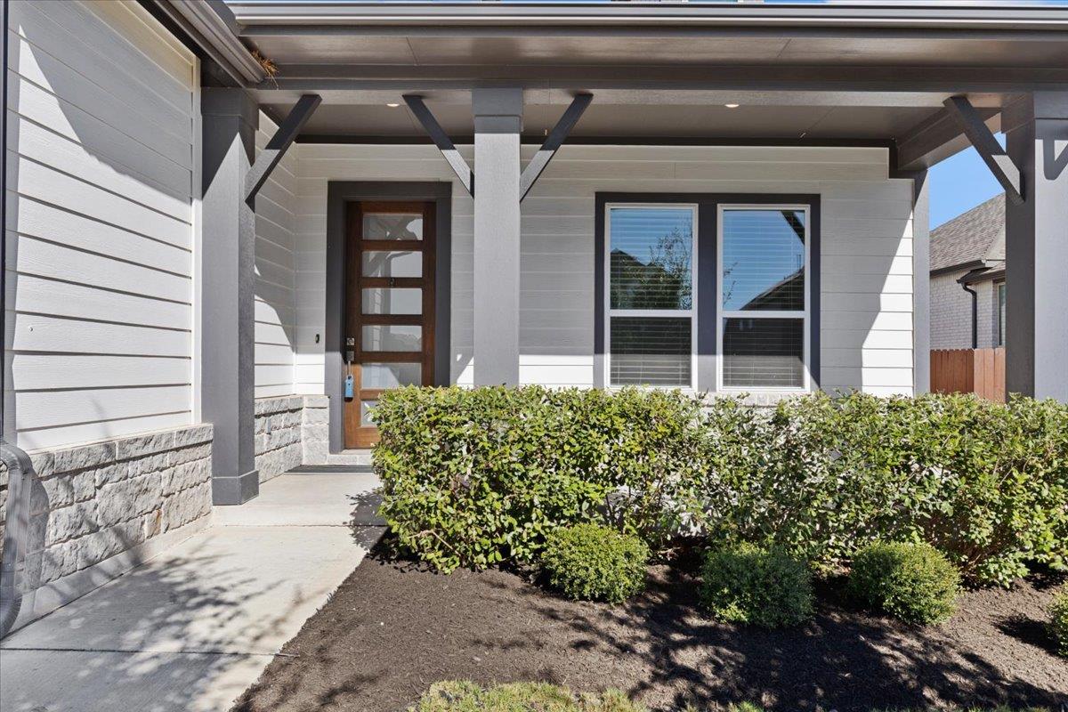 908 Knowles Dr, Hutto, TX 78634