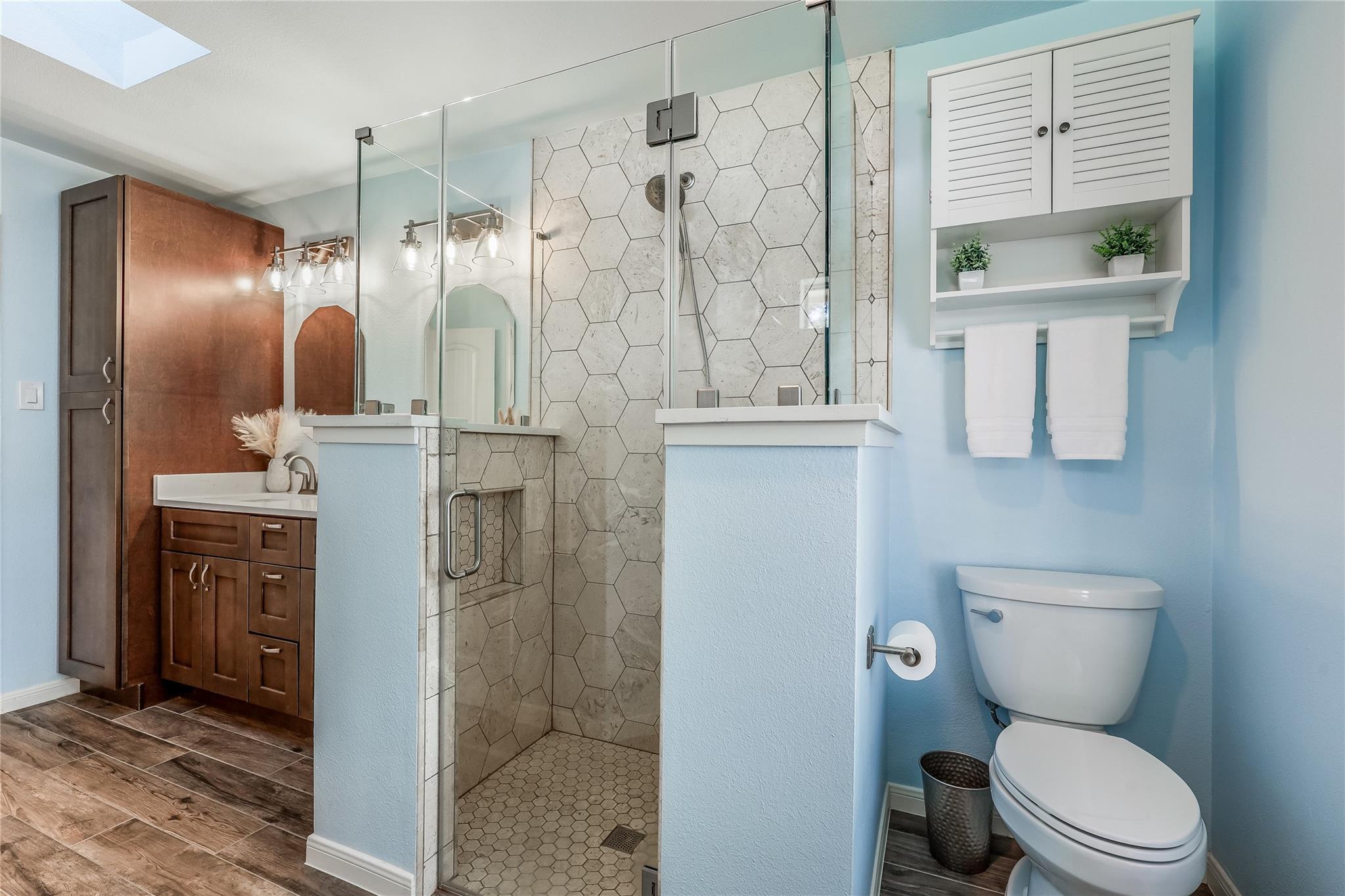 18501 Lakehead Cir, Point Venture, TX 78645