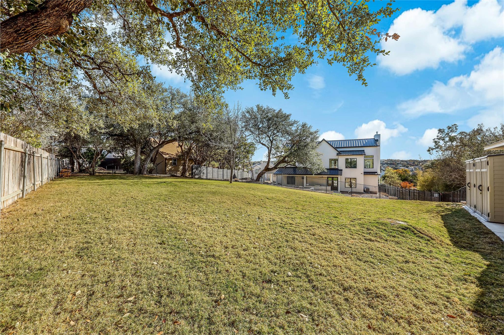 18501 Lakehead Cir, Point Venture, TX 78645