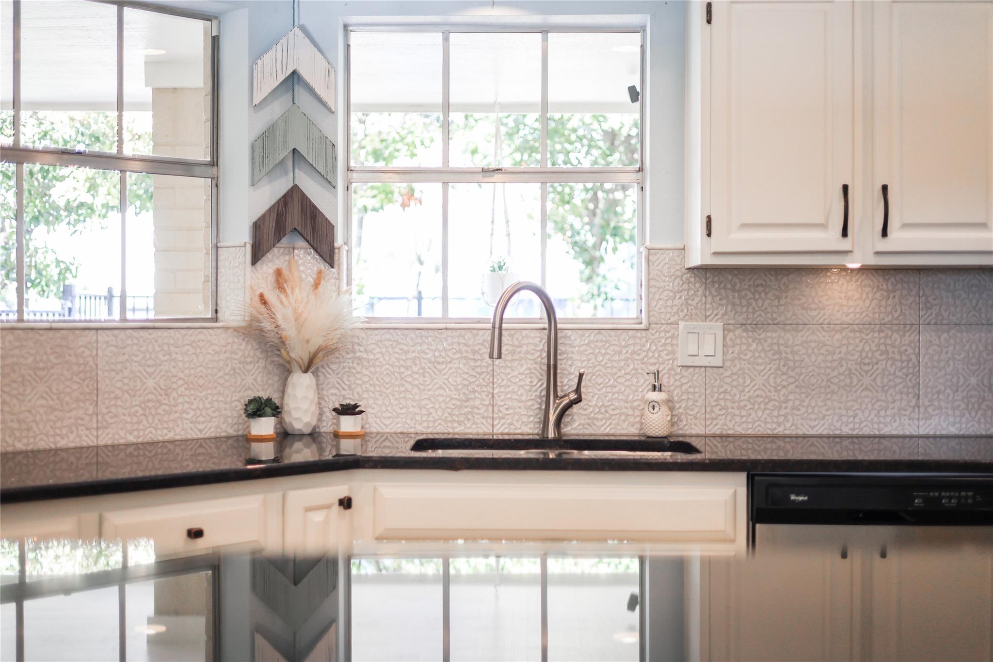 18501 Lakehead Cir, Point Venture, TX 78645