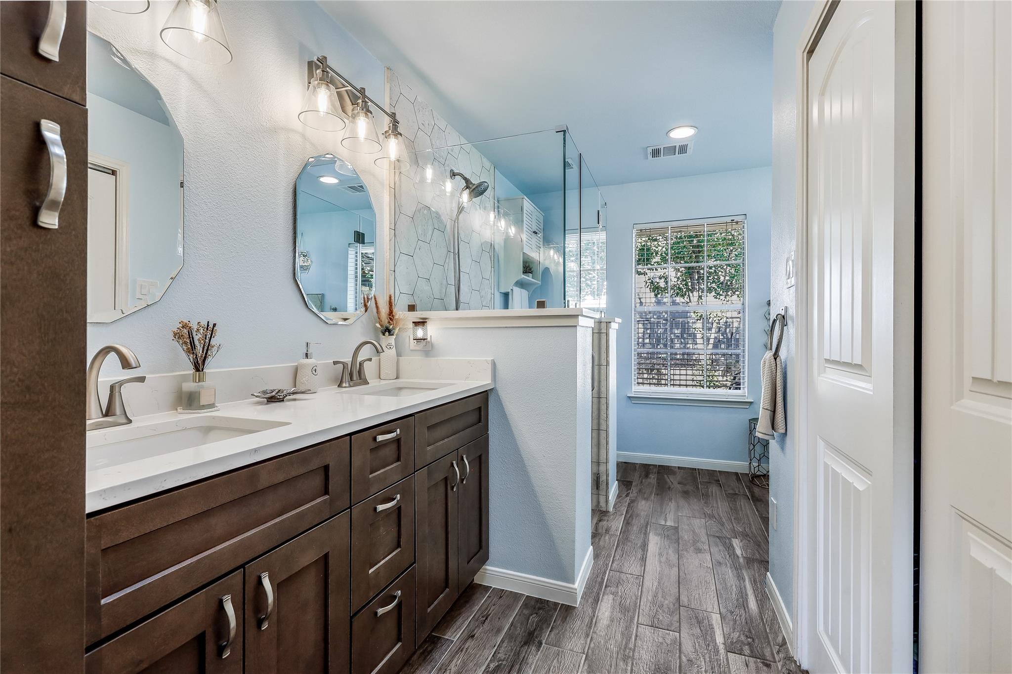 18501 Lakehead Cir, Point Venture, TX 78645