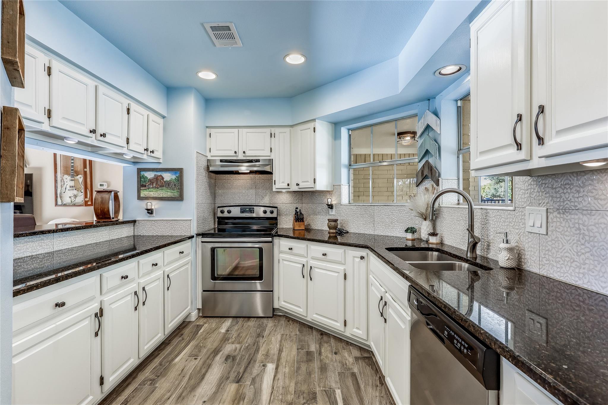 18501 Lakehead Cir, Point Venture, TX 78645