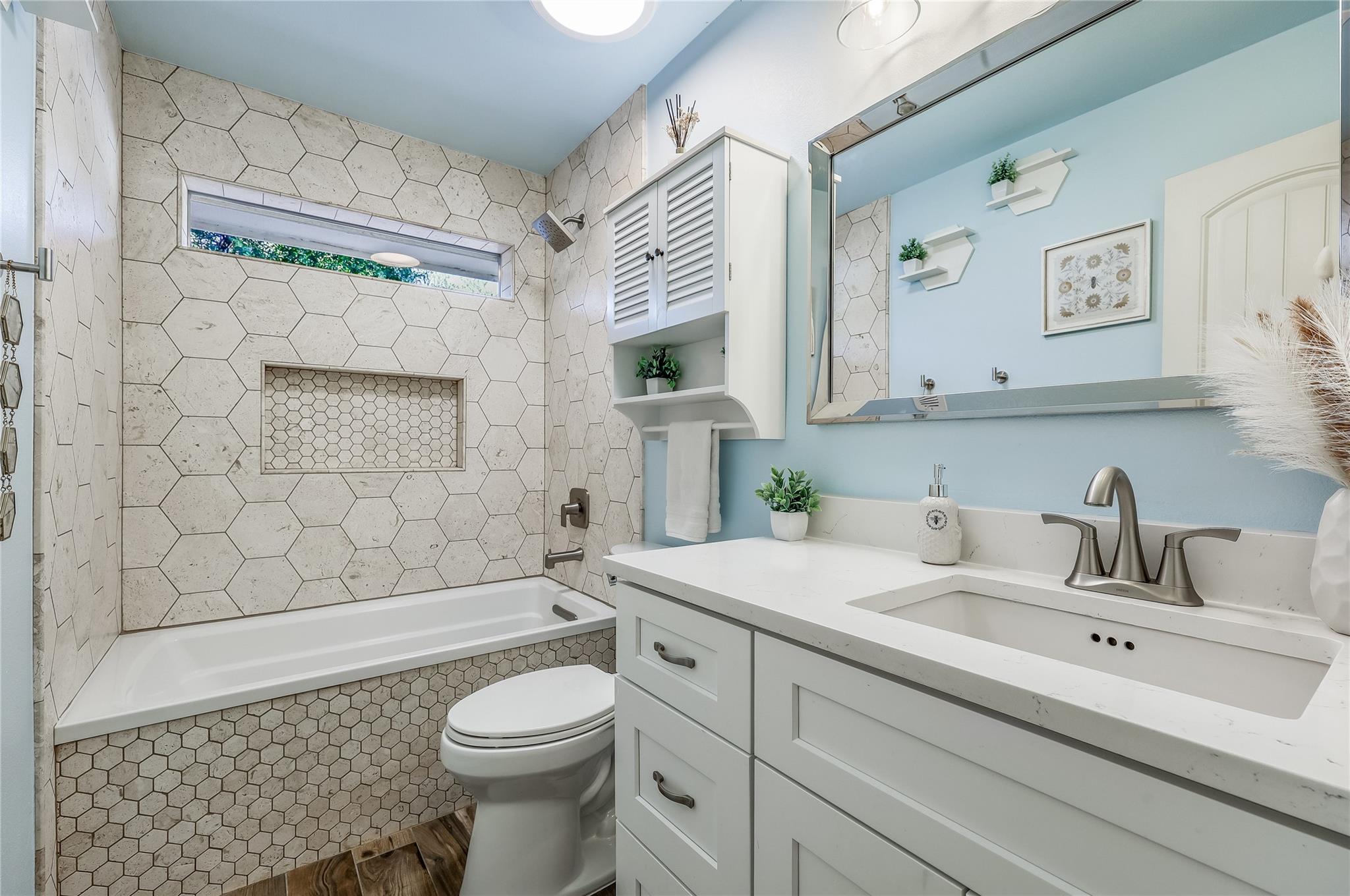 18501 Lakehead Cir, Point Venture, TX 78645