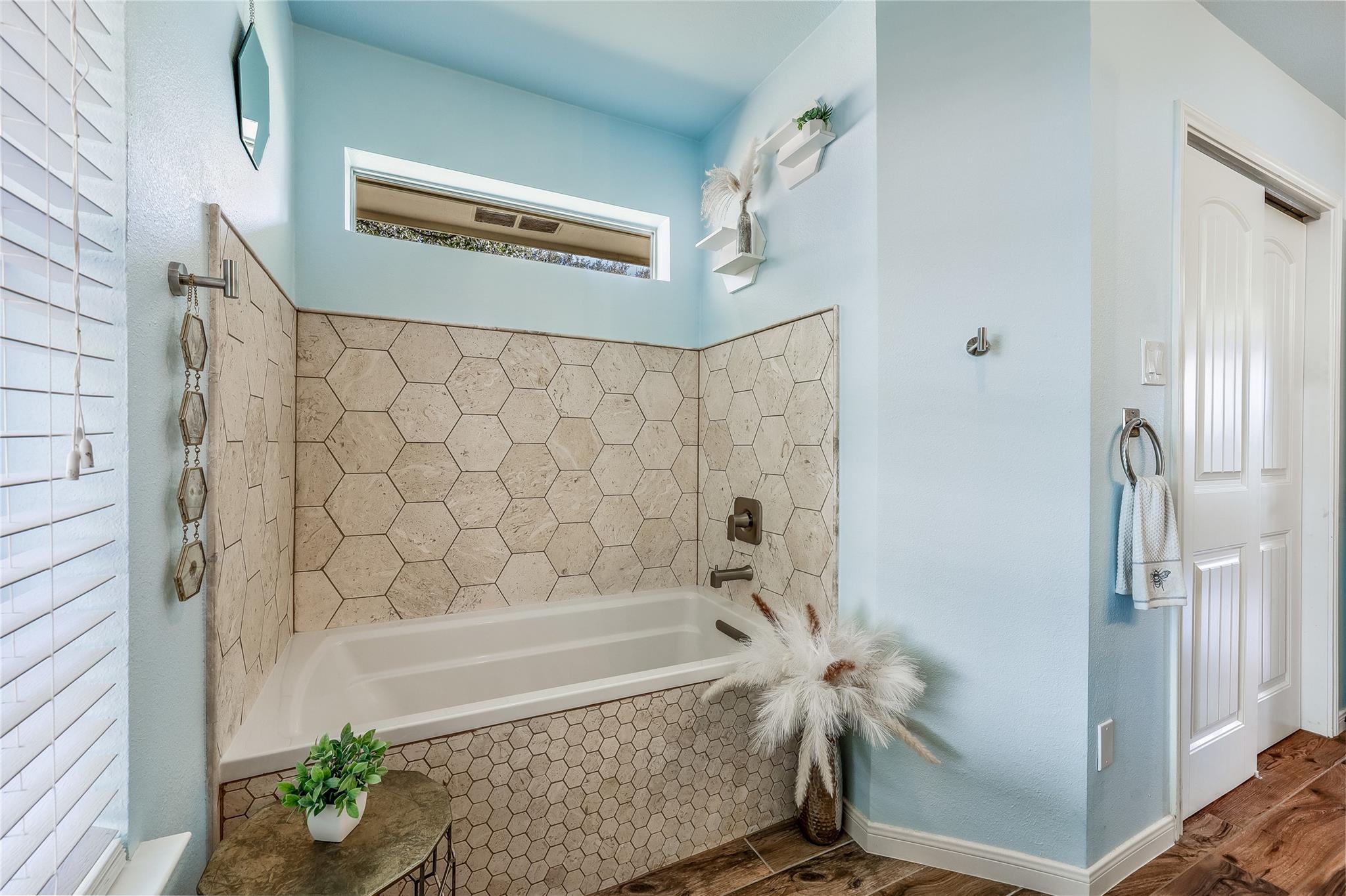 18501 Lakehead Cir, Point Venture, TX 78645