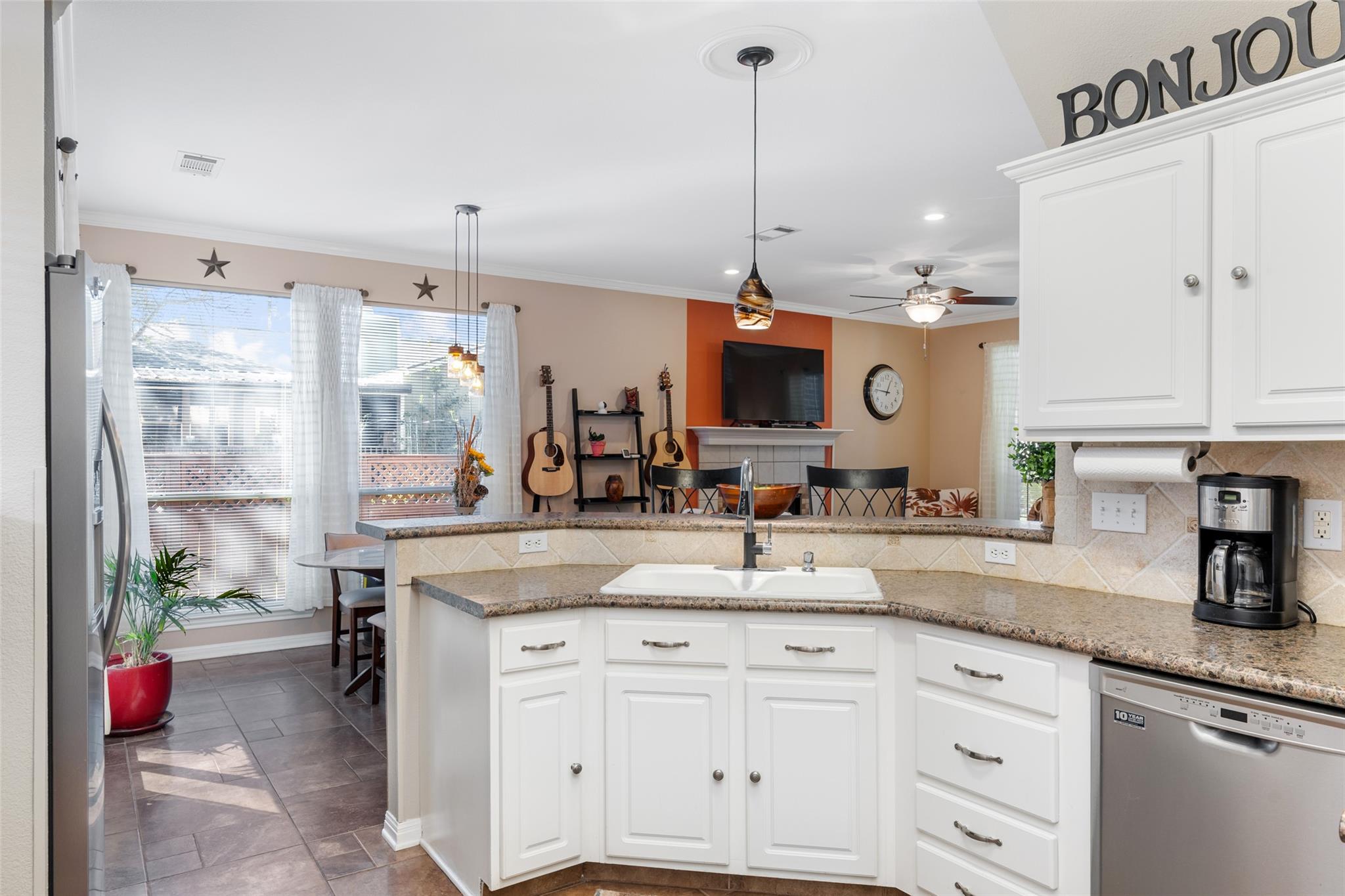 102 Elm Hill Ct, San Marcos, TX 78666