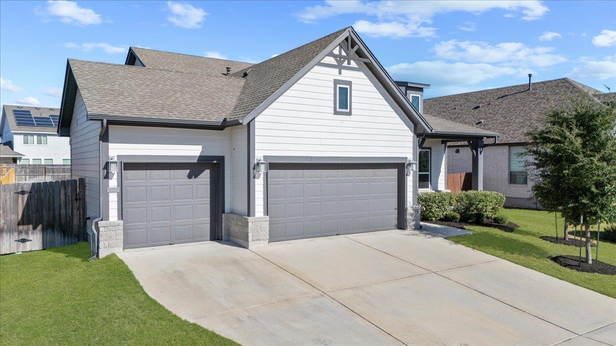 908 Knowles Dr, Hutto, TX 78634