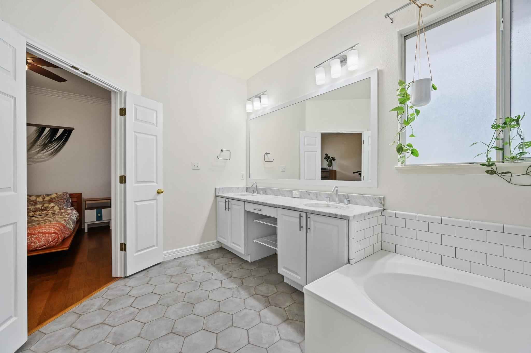 2721 Kinney Oaks Ct, Austin, TX 78704