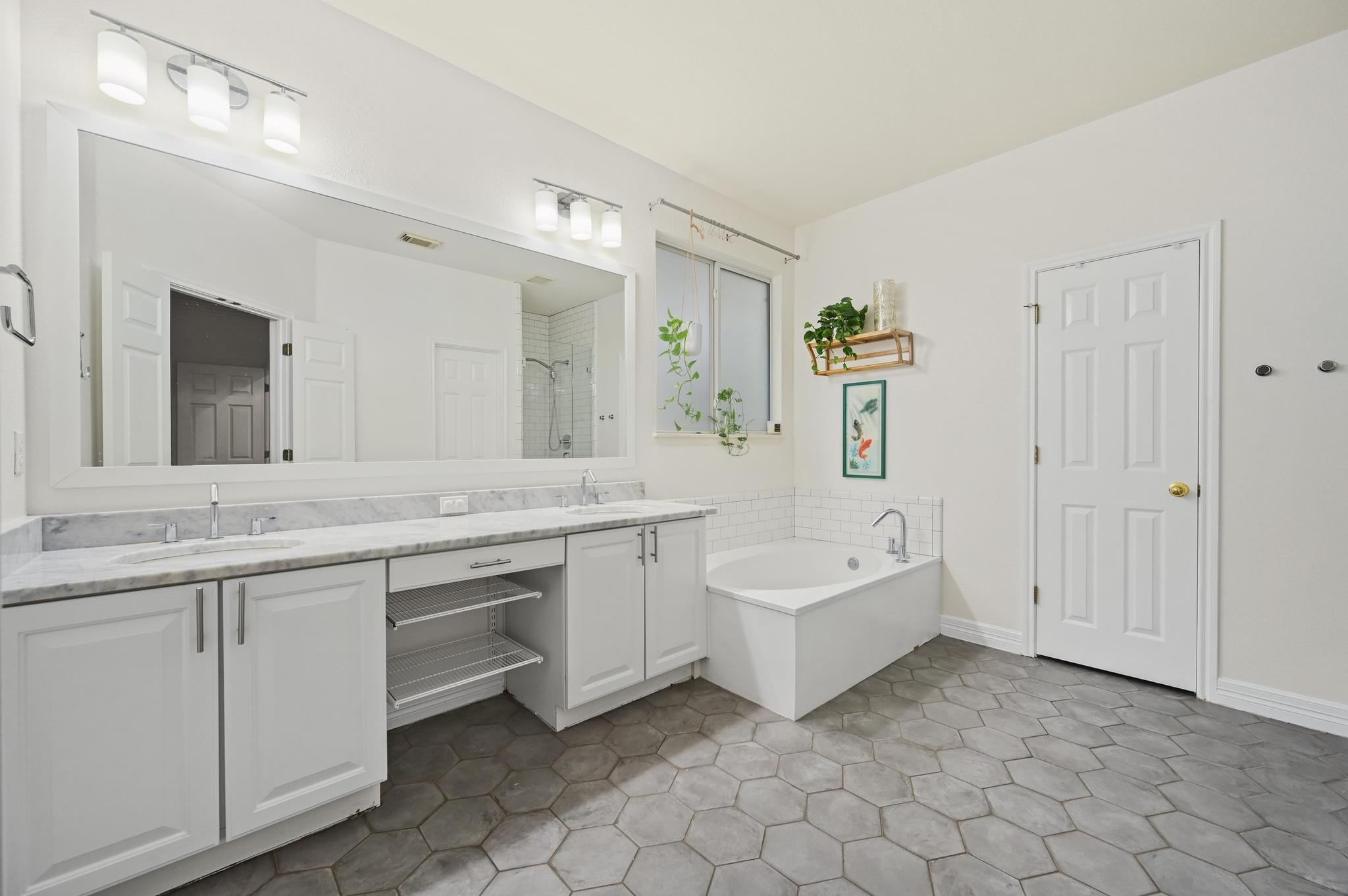 2721 Kinney Oaks Ct, Austin, TX 78704