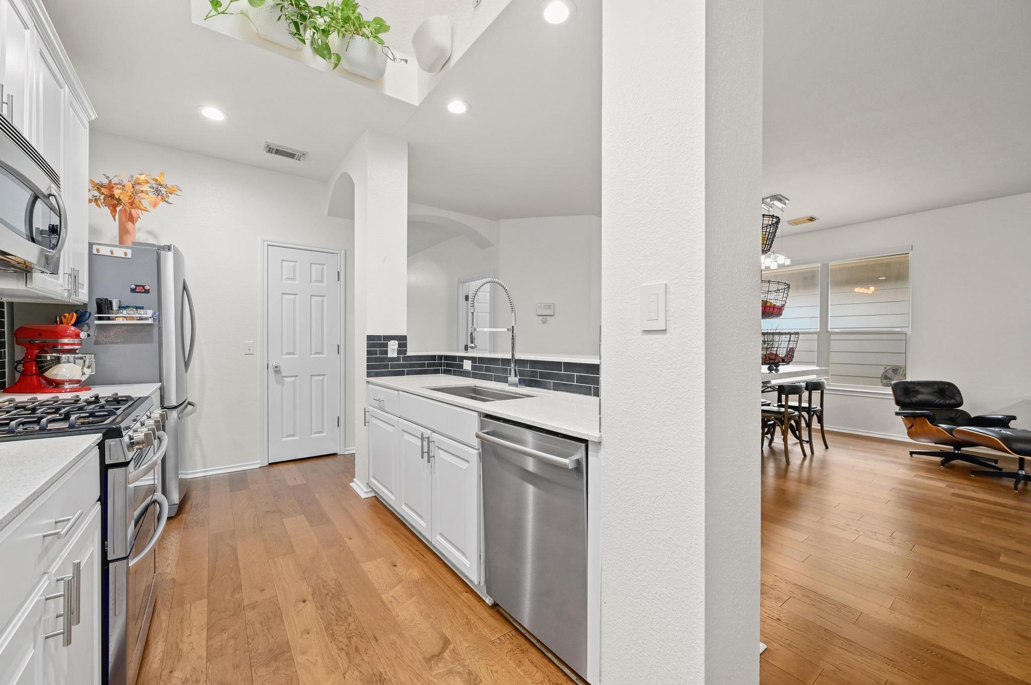 2721 Kinney Oaks Ct, Austin, TX 78704