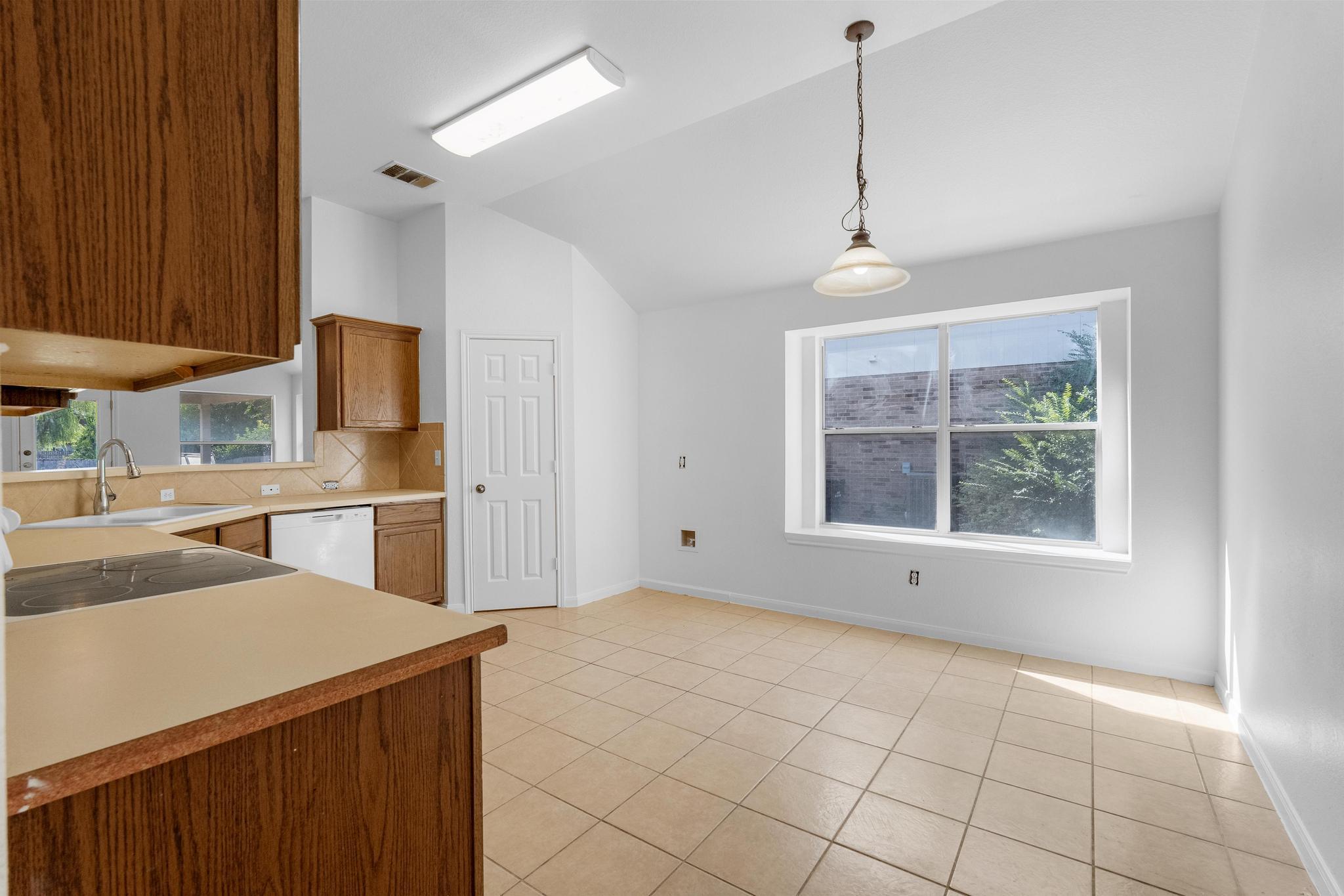 114 Gainer Dr, Hutto, TX 78634