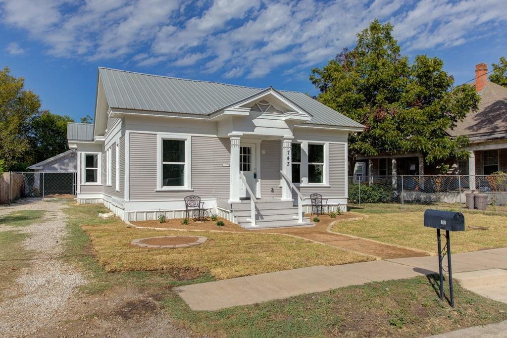743 S Blanco St S, Lockhart, TX 78644