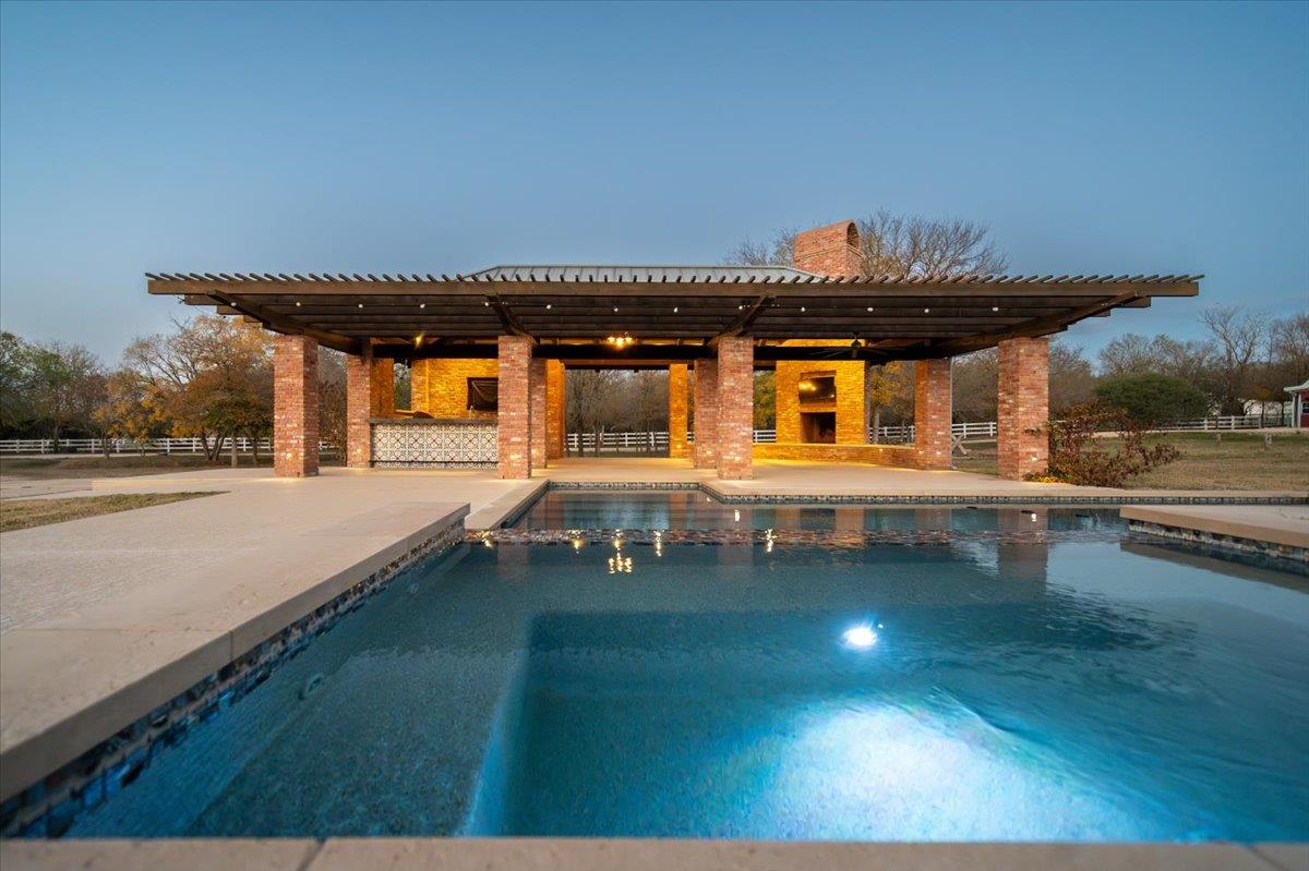 375 Colorado Dr, Cedar Creek, TX 78612