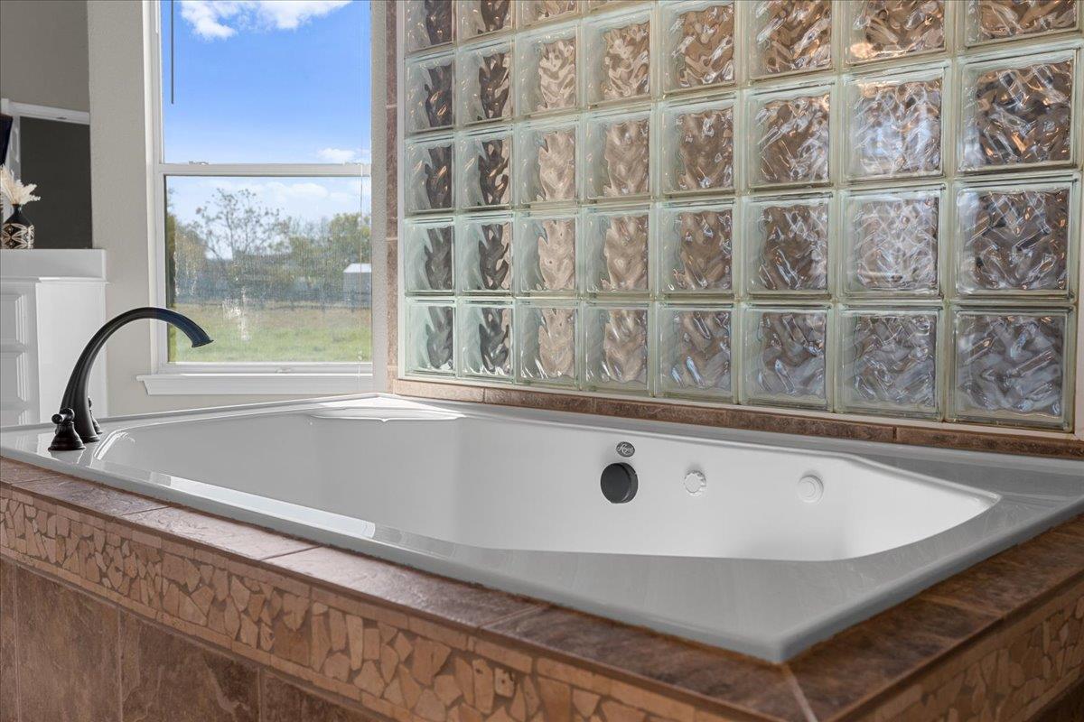 375 Colorado Dr, Cedar Creek, TX 78612