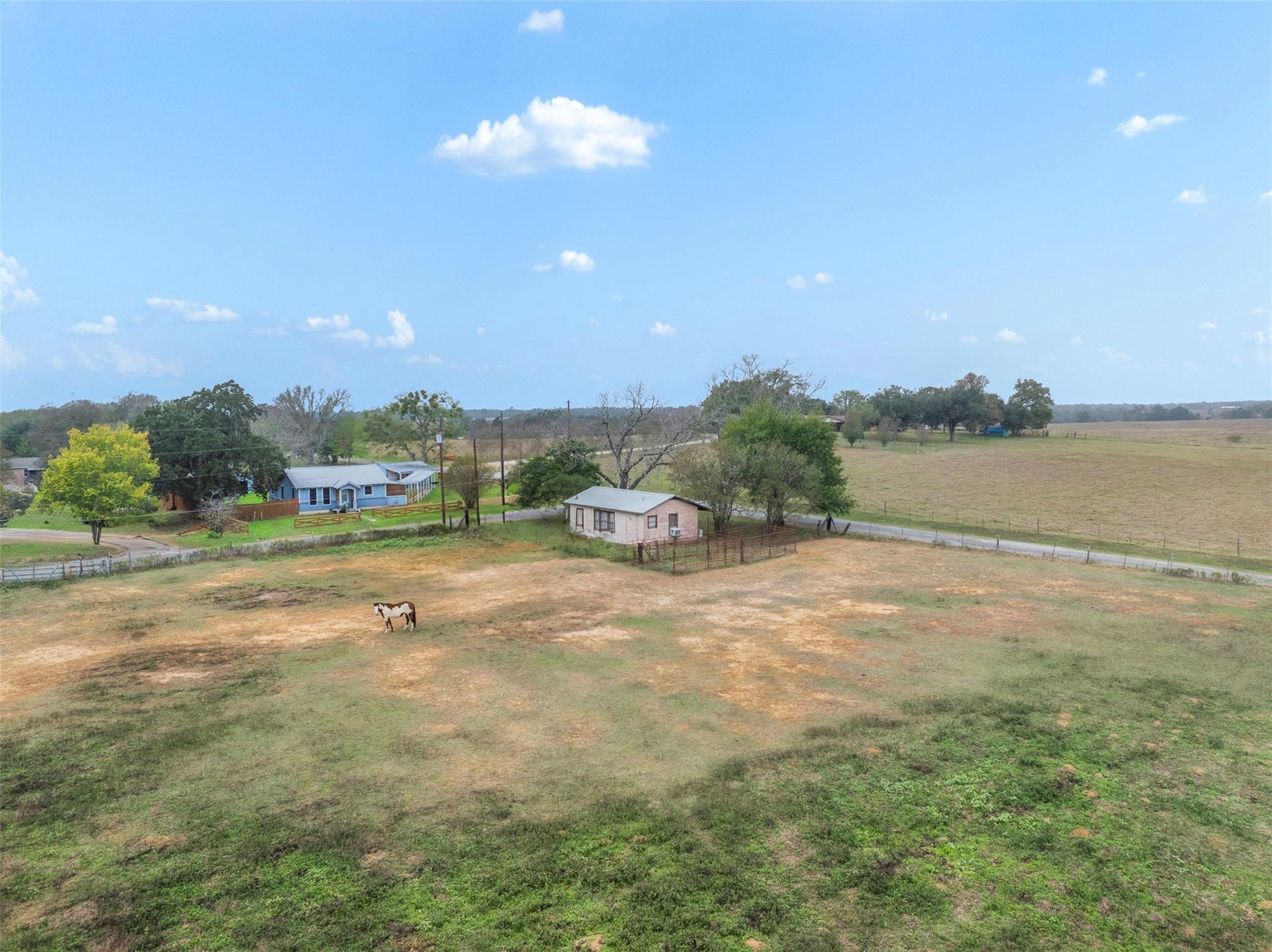 621 10th St, Lexington, TX 78947