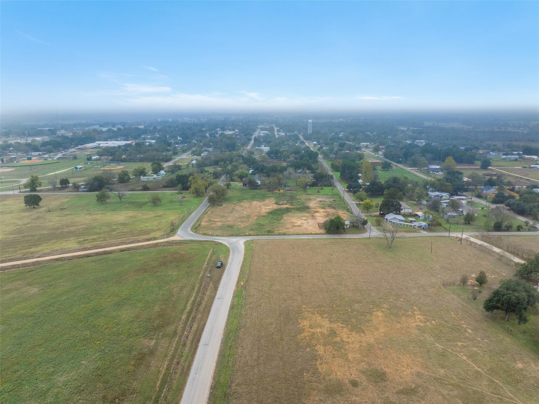 621 10th St, Lexington, TX 78947