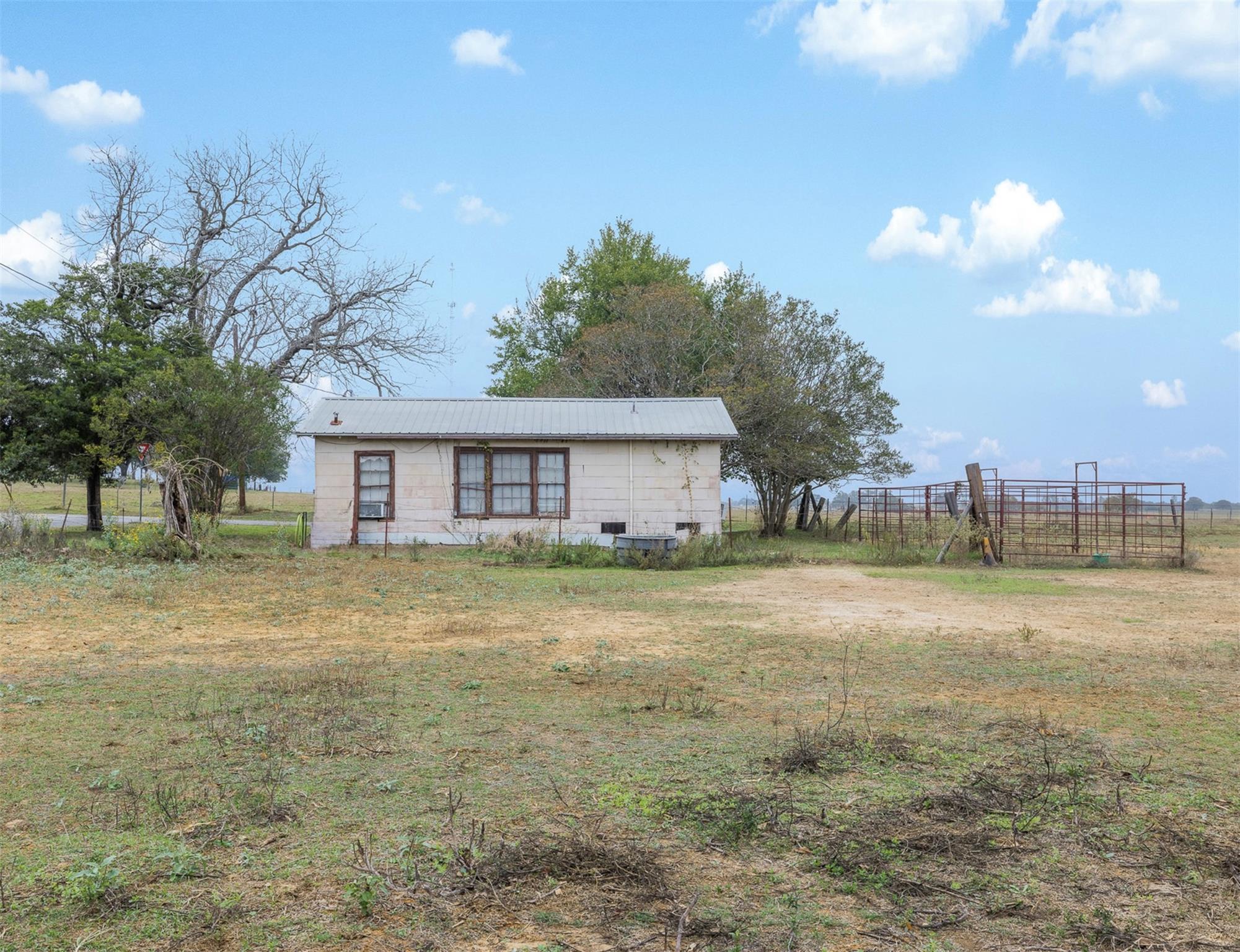 621 10th St, Lexington, TX 78947