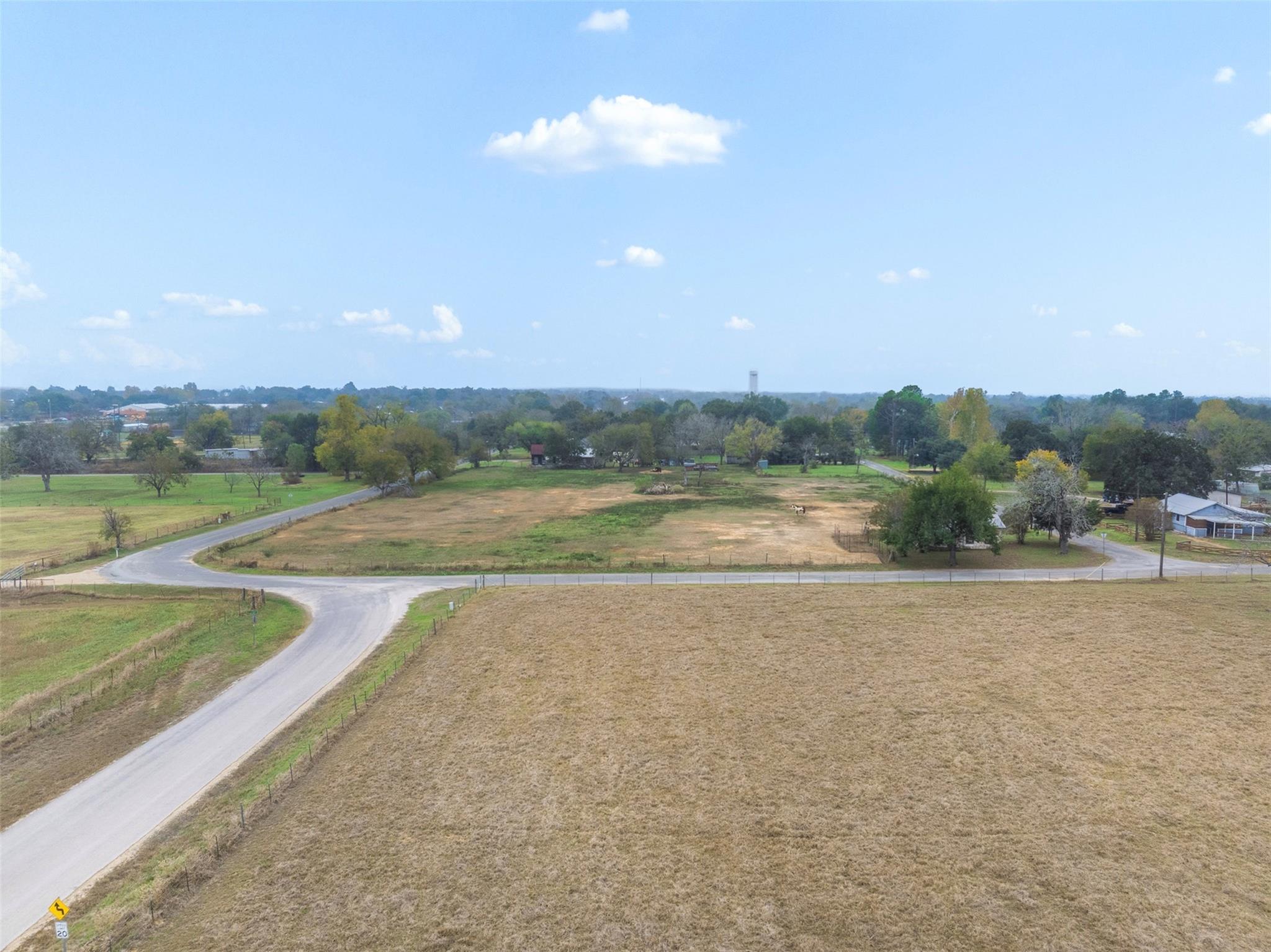 621 10th St, Lexington, TX 78947