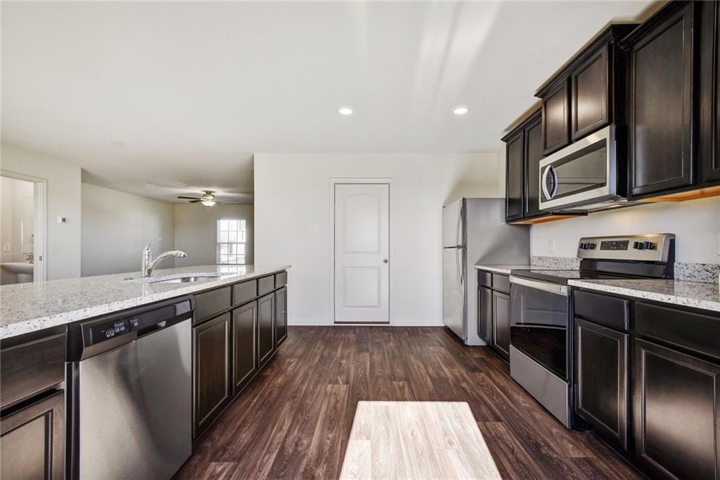 525 Riverdale Cv, Jarrell, TX 76537