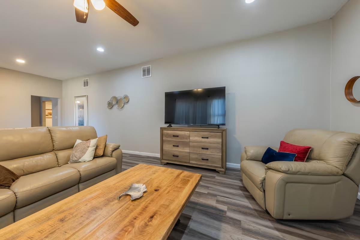 1212 N Main St, Elgin, TX 78621