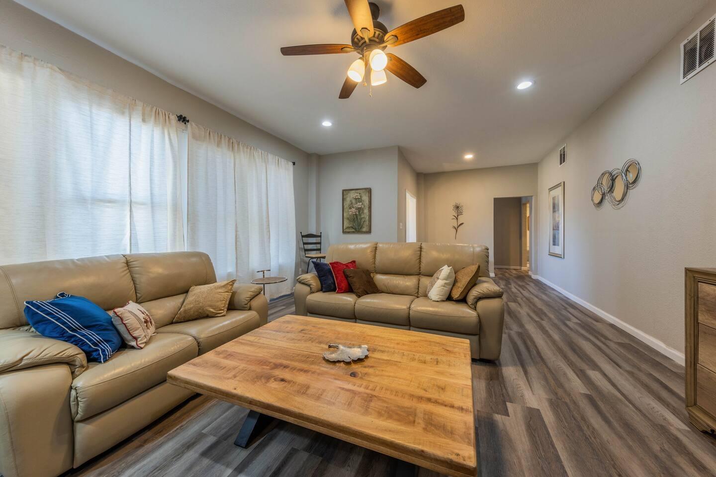 1212 N Main St, Elgin, TX 78621