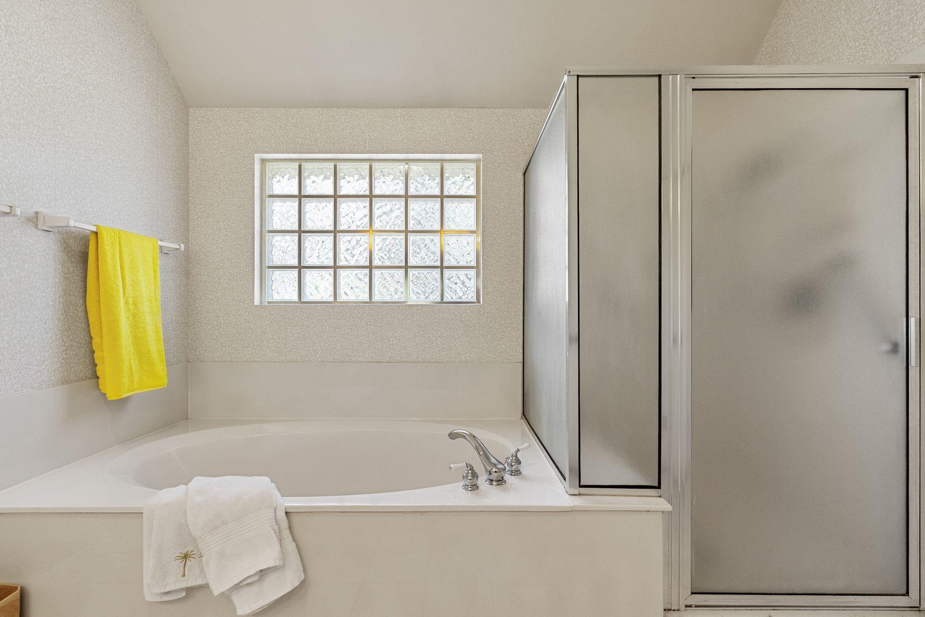 123 Clubhouse Dr, Lakeway, TX 78734