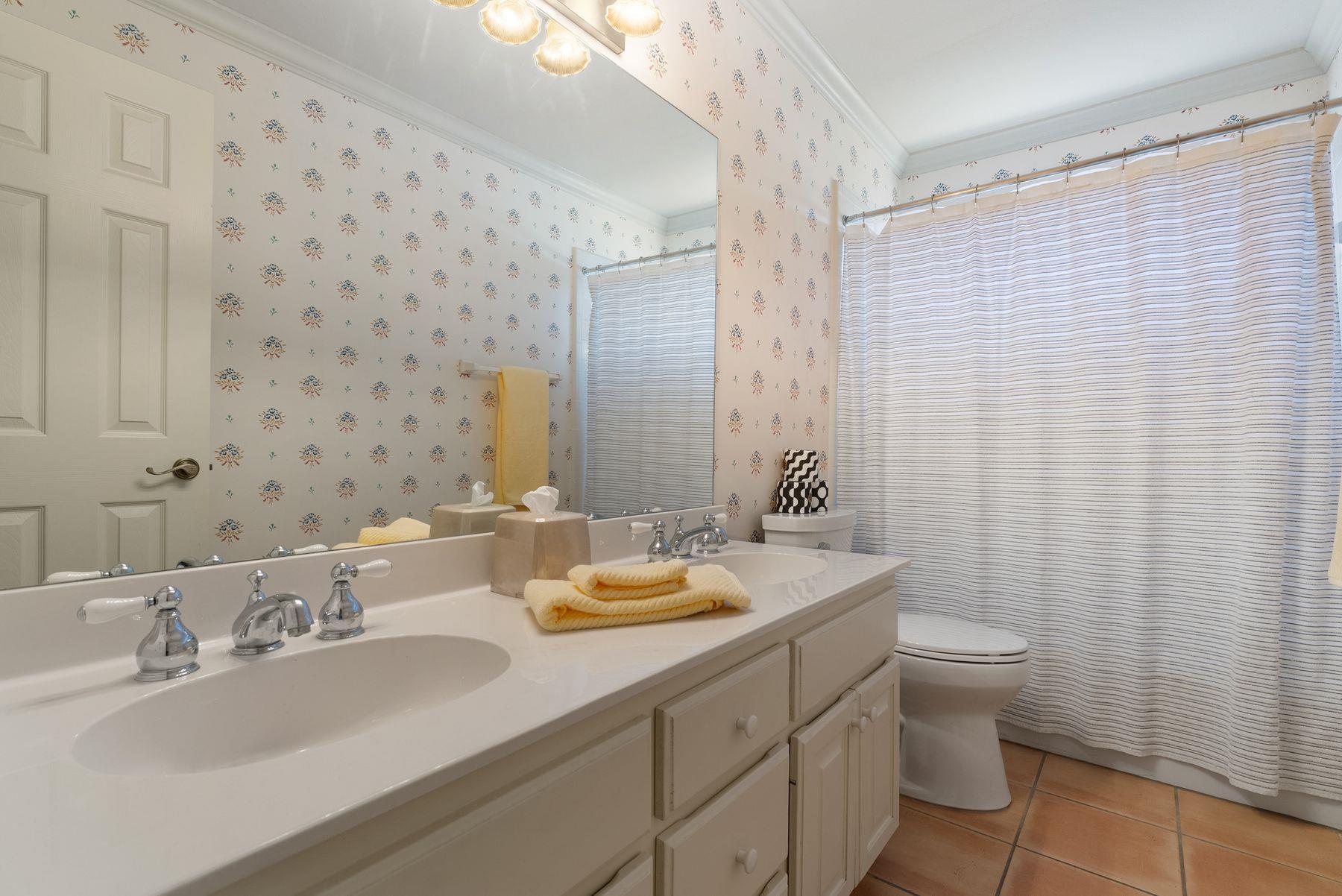 123 Clubhouse Dr, Lakeway, TX 78734