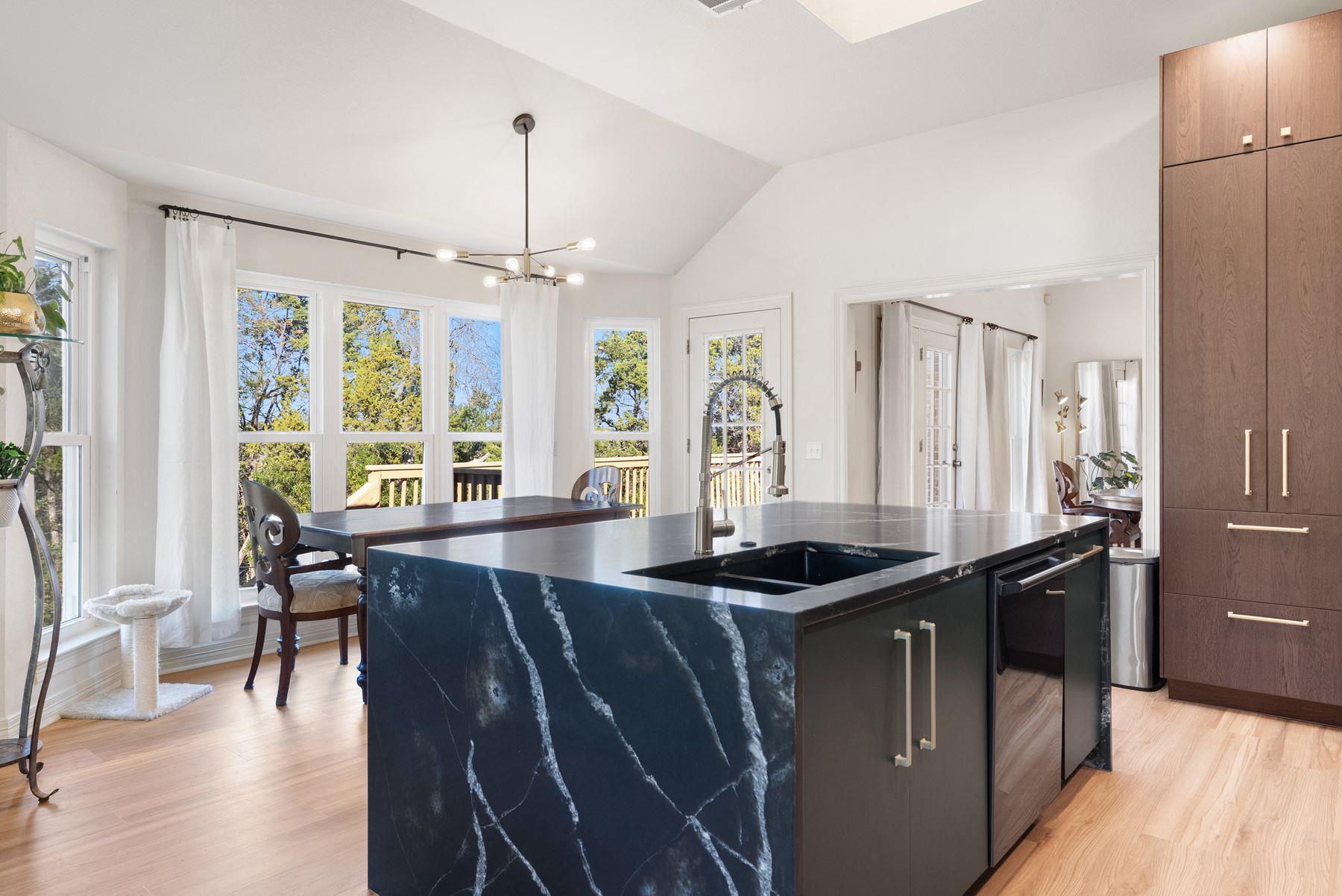 123 Clubhouse Dr, Lakeway, TX 78734