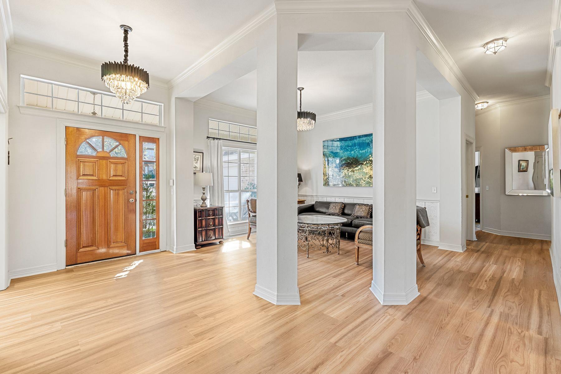 123 Clubhouse Dr, Lakeway, TX 78734