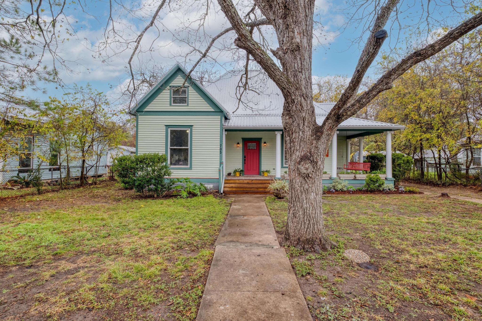 705 Hudgins St, Smithville, TX 78957