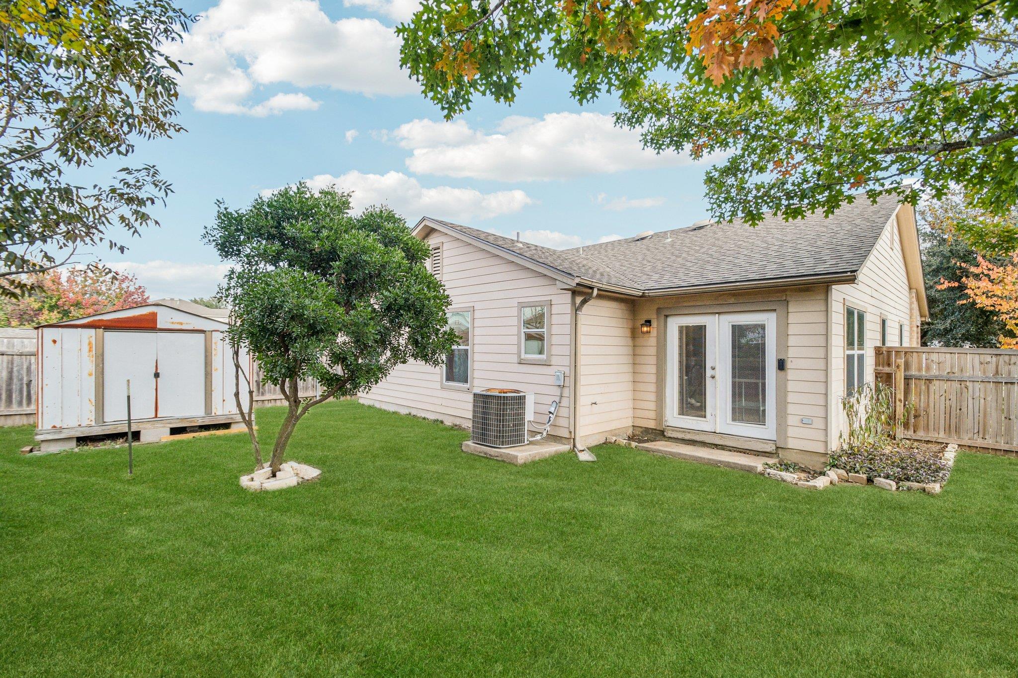 100 Kendall Cv, Elgin, TX 78621