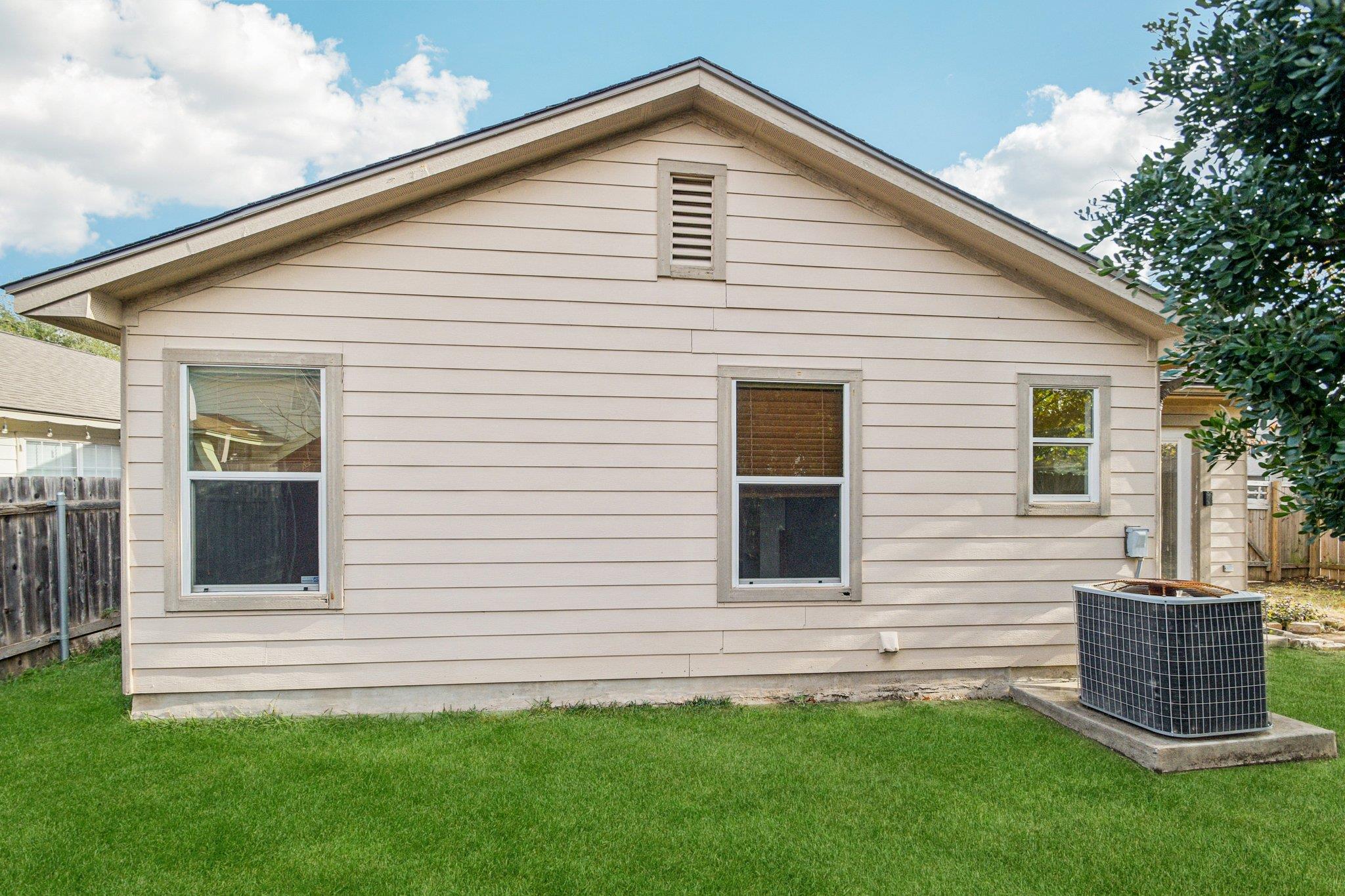 100 Kendall Cv, Elgin, TX 78621