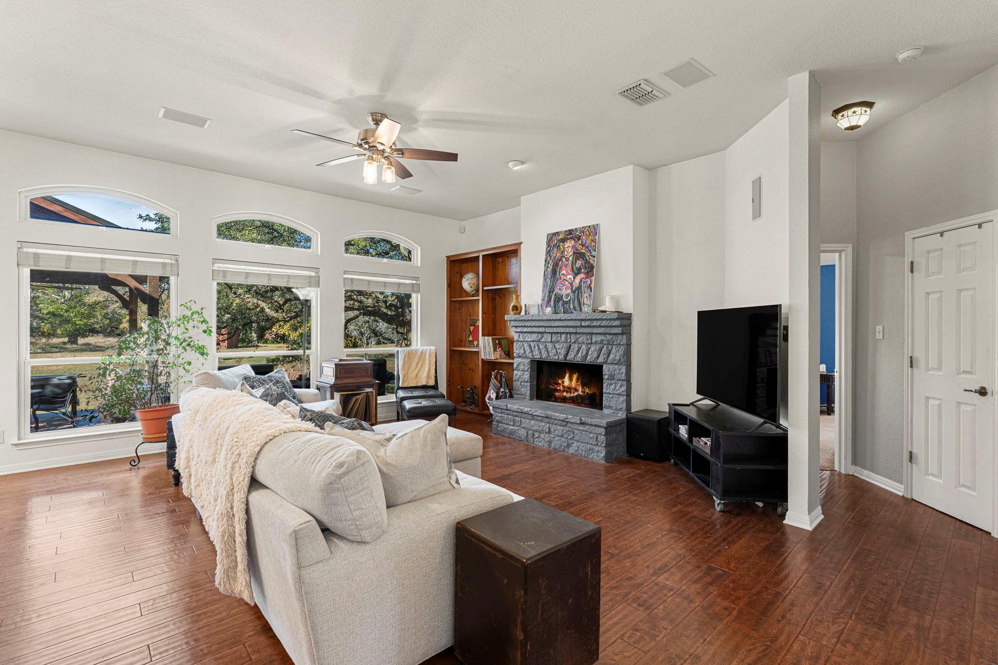 330 Humphrey Dr, Buda, TX 78610