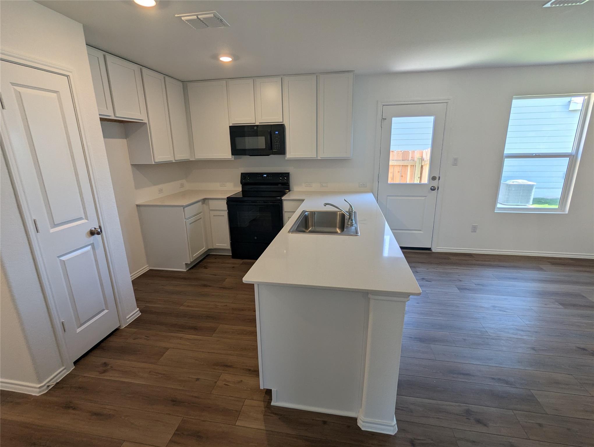 583 Commander Abbott Dr, Jarrell, TX 76537