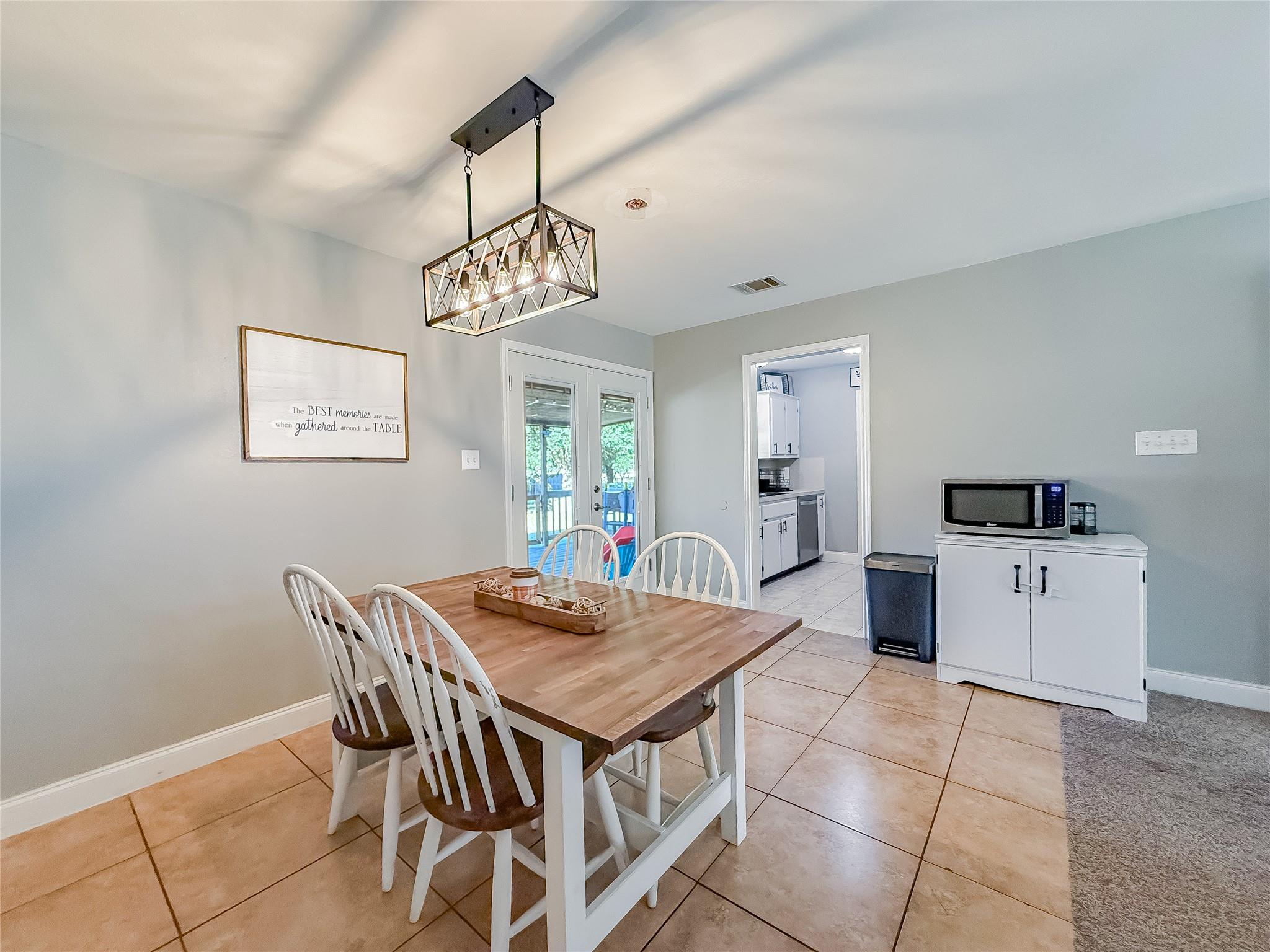 617 Caldwell St, Lexington, TX 78947