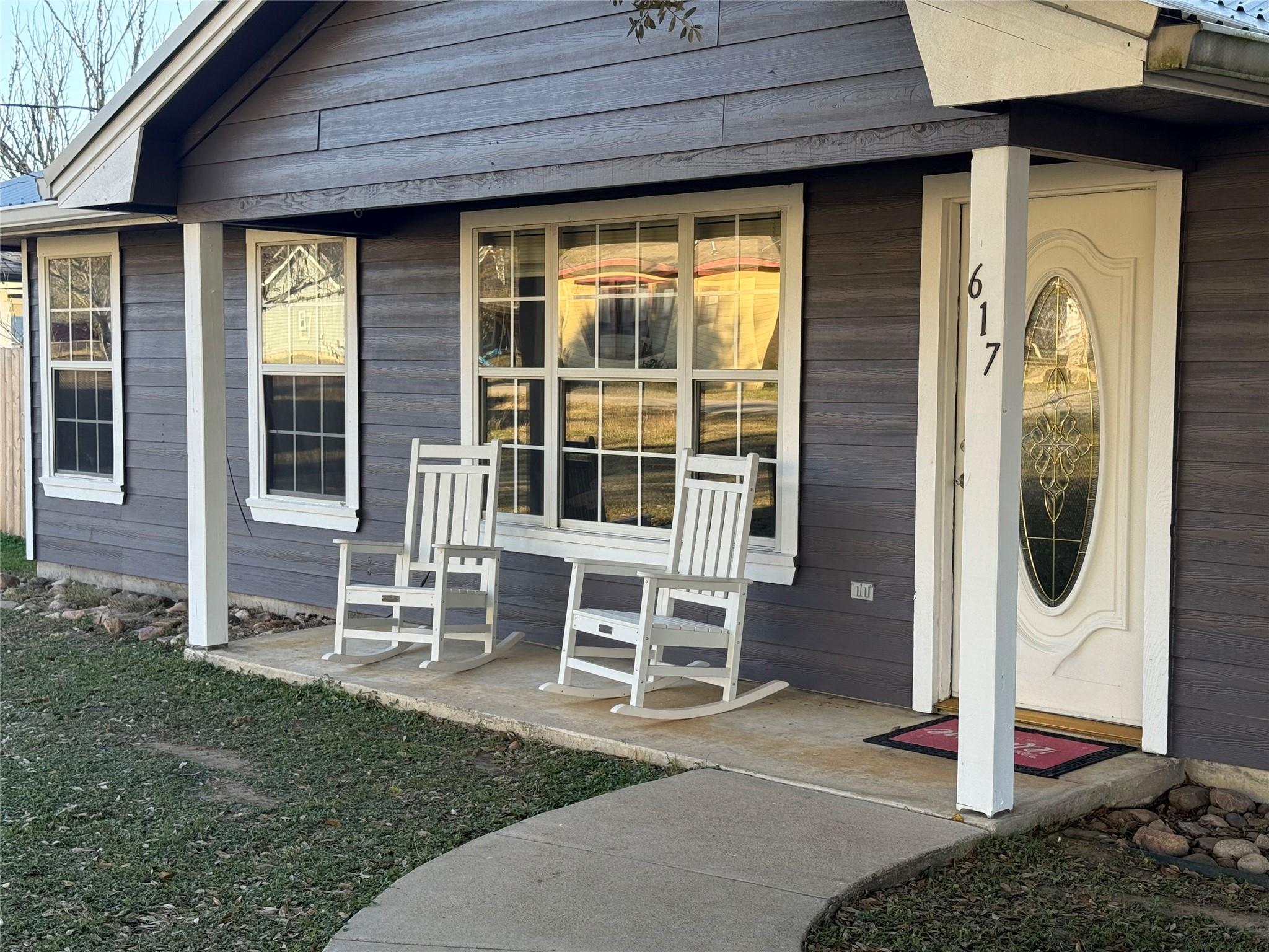 617 Caldwell St, Lexington, TX 78947