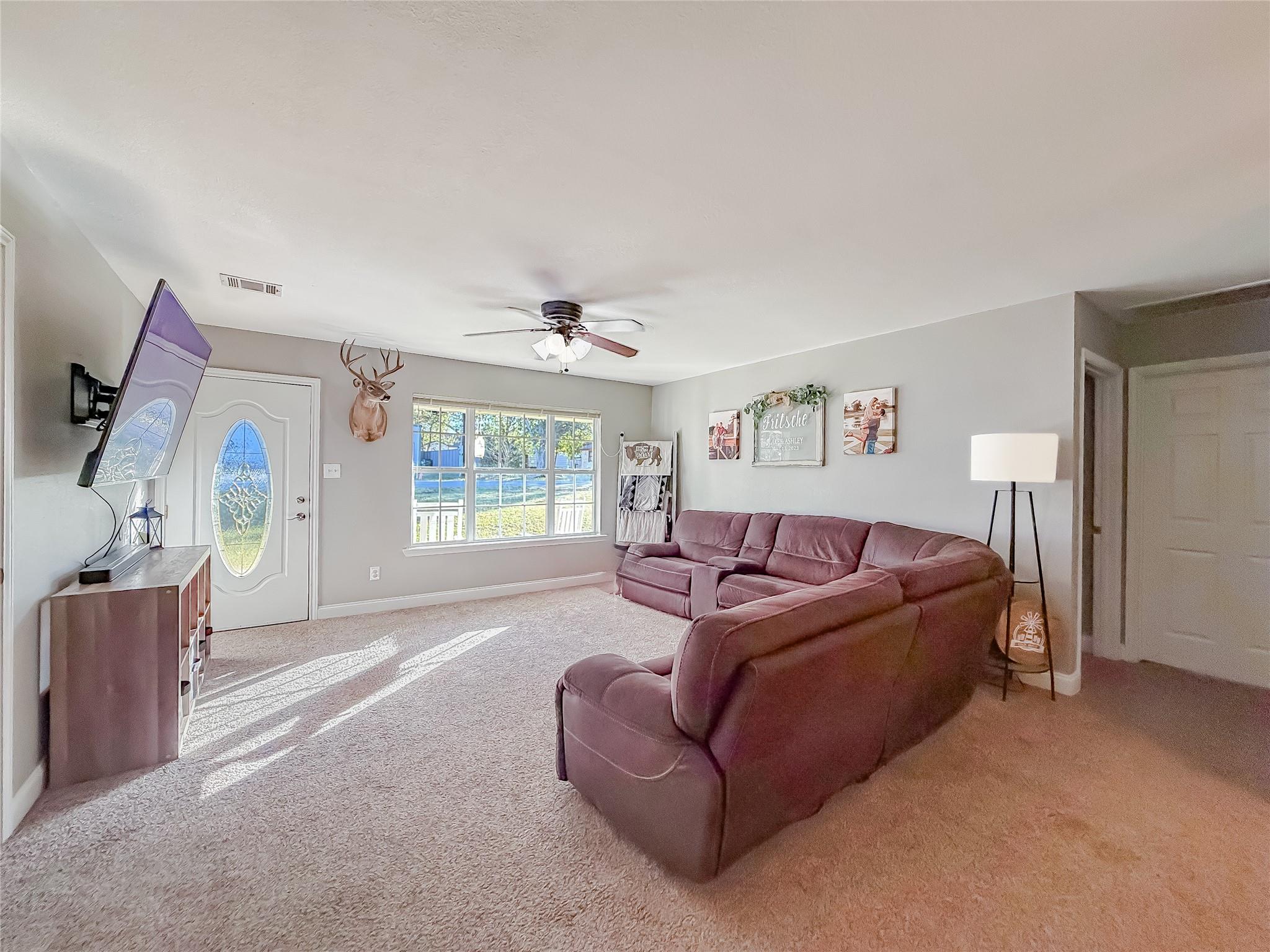 617 Caldwell St, Lexington, TX 78947