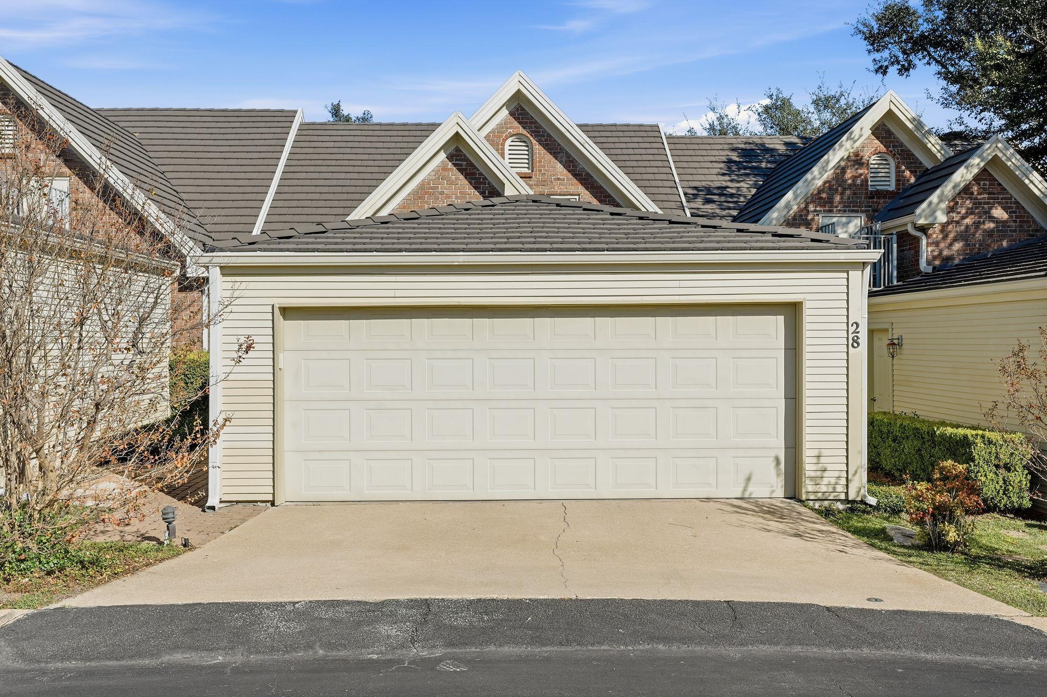 28 Tournament Way, The Hills, TX 78738