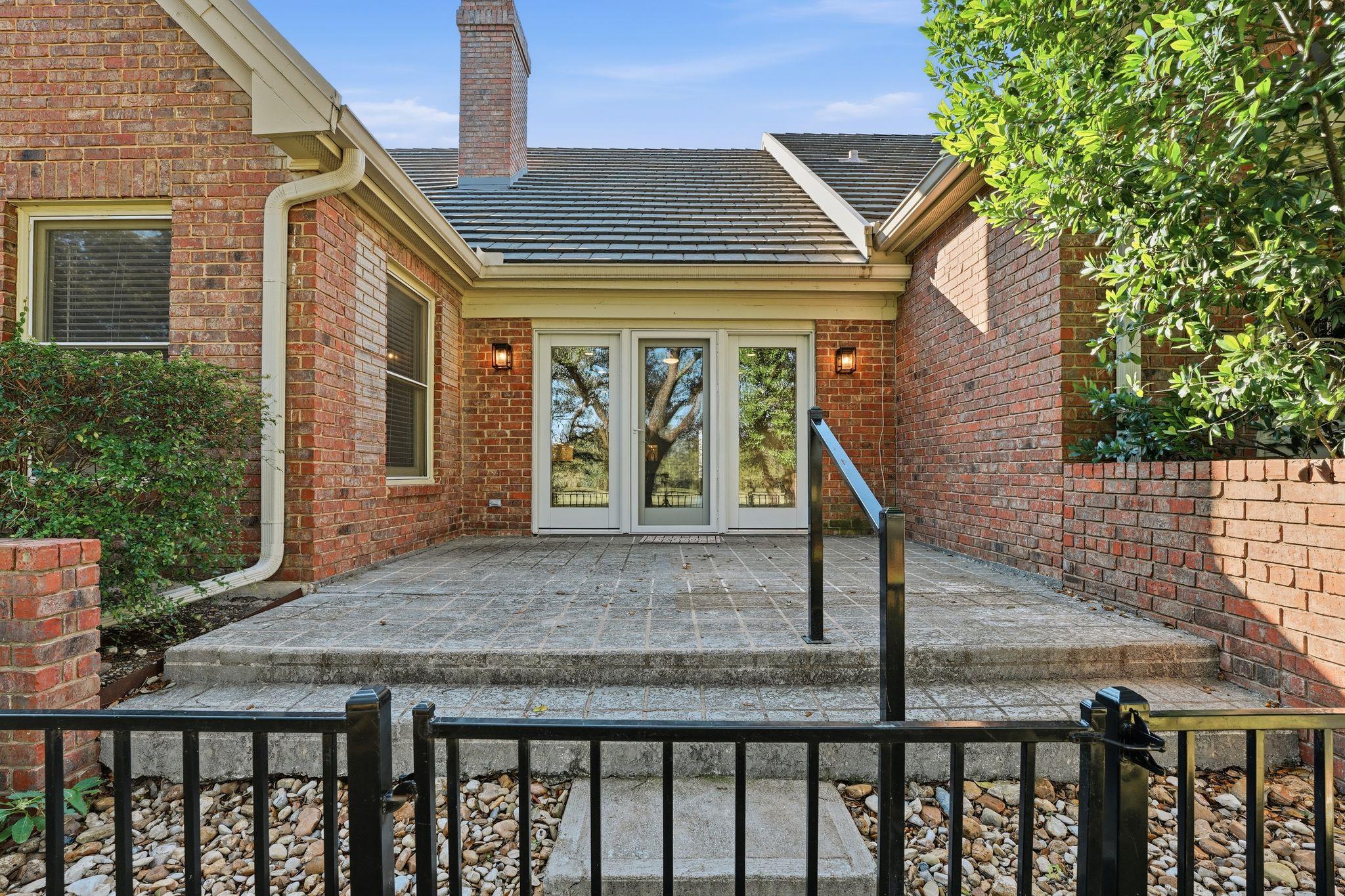 28 Tournament Way, The Hills, TX 78738