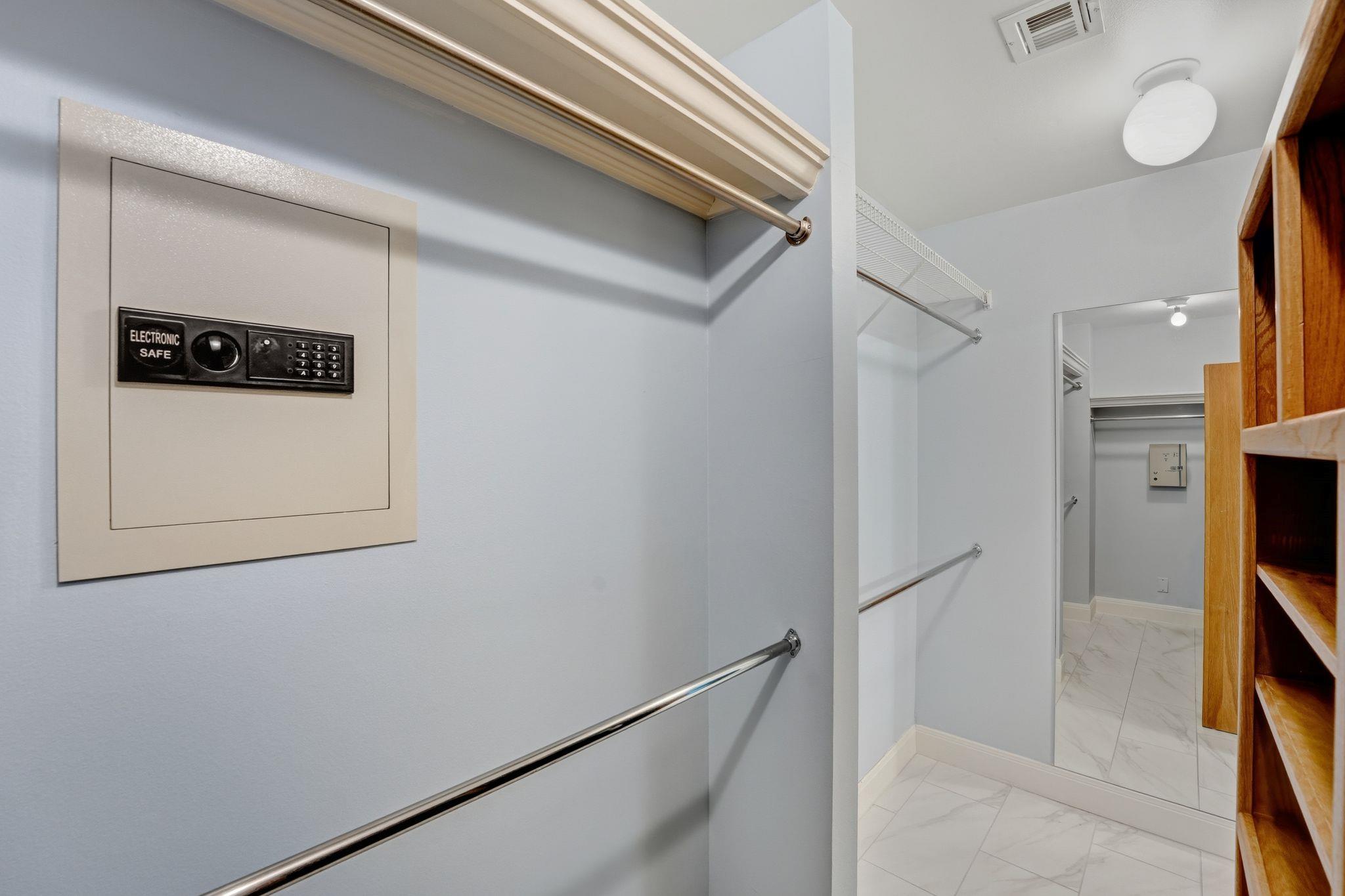 28 Tournament Way, The Hills, TX 78738