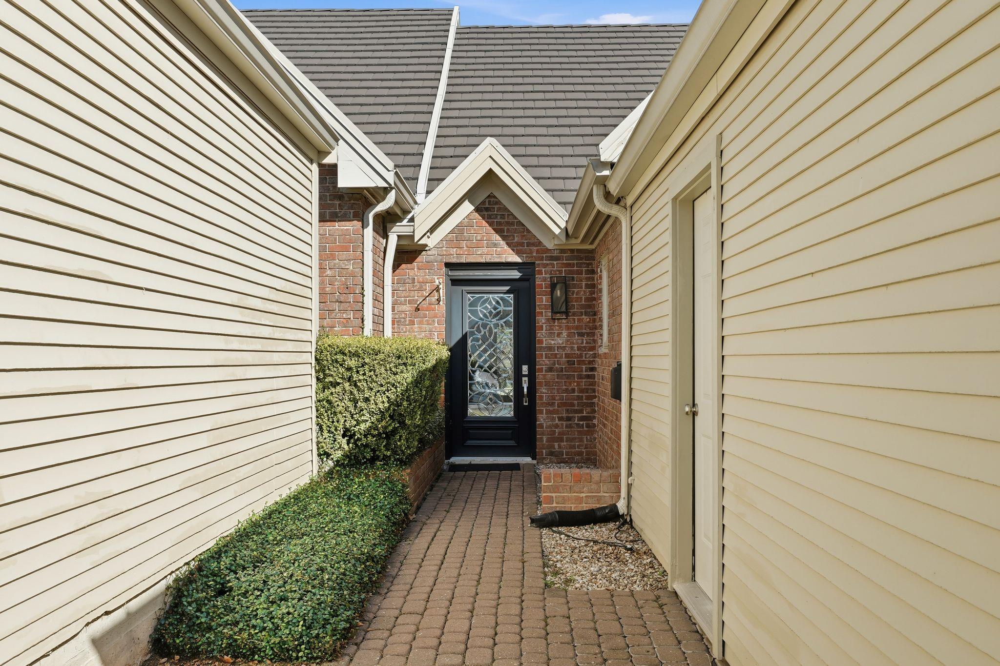 28 Tournament Way, The Hills, TX 78738